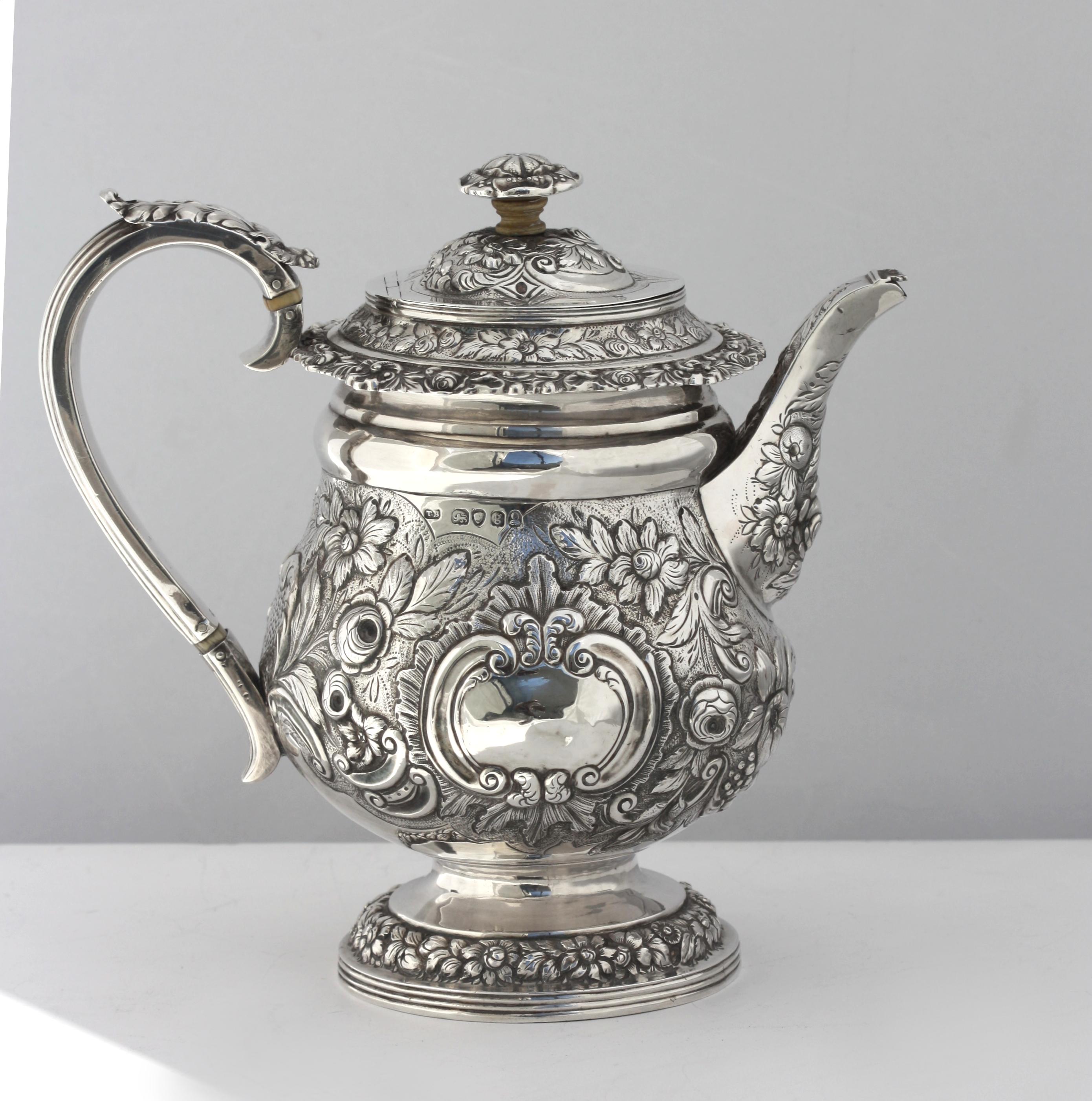Englische Rokoko-Silber-Teekanne im Rokoko-Stil, markiert, 1822-1823, Hersteller TB, für Thomas Baker im Angebot 1