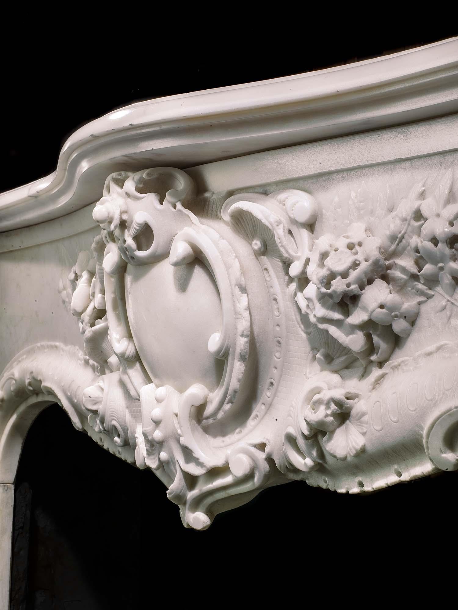 Rococo Cheminée ancienne anglaiss en marbre statuaire de style rococo en vente