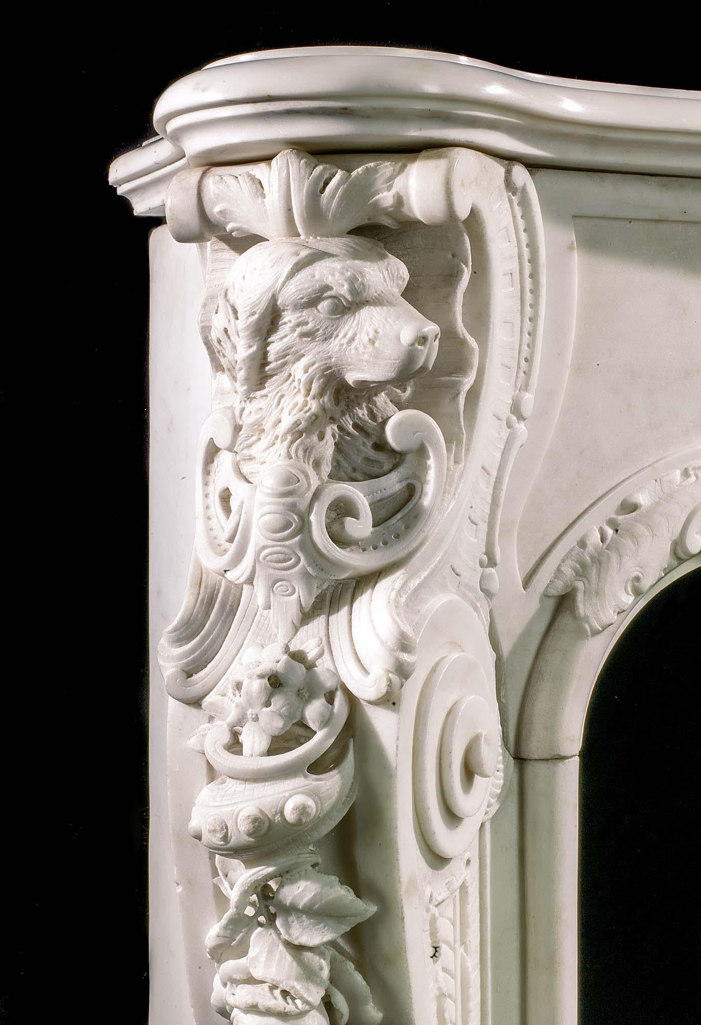 Anglais Cheminée ancienne anglaiss en marbre statuaire de style rococo en vente