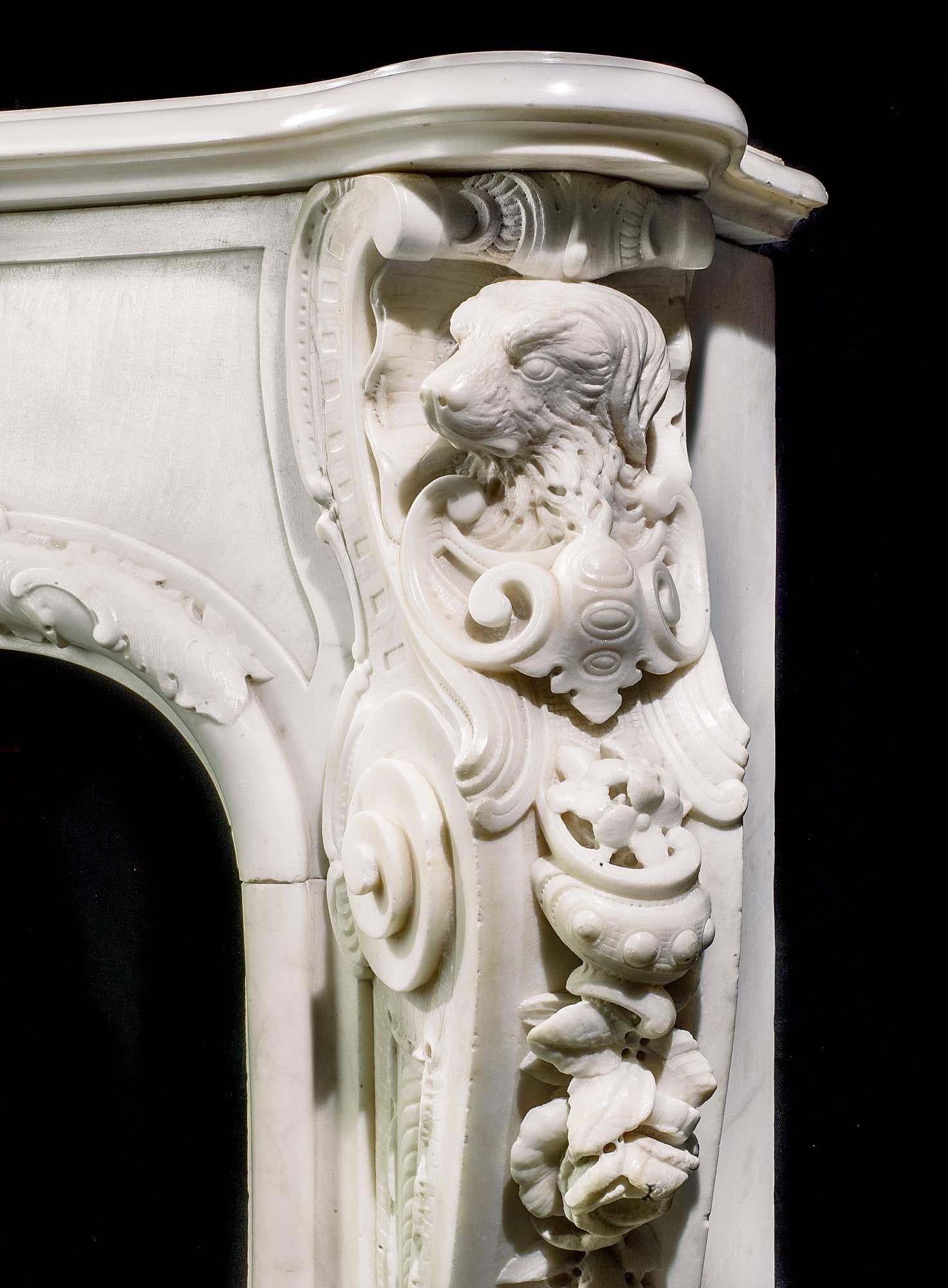 XVIIIe siècle Cheminée ancienne anglaiss en marbre statuaire de style rococo en vente