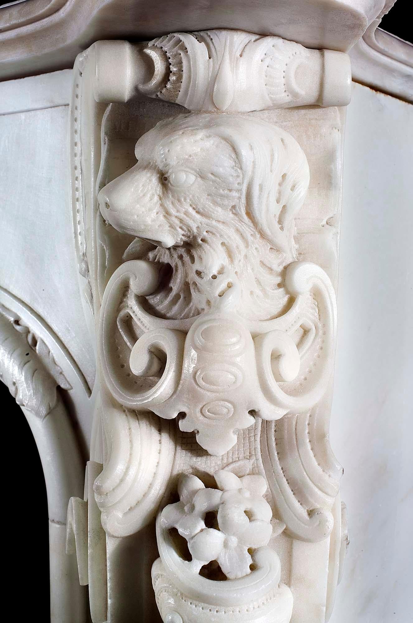 Marbre Cheminée ancienne anglaiss en marbre statuaire de style rococo en vente