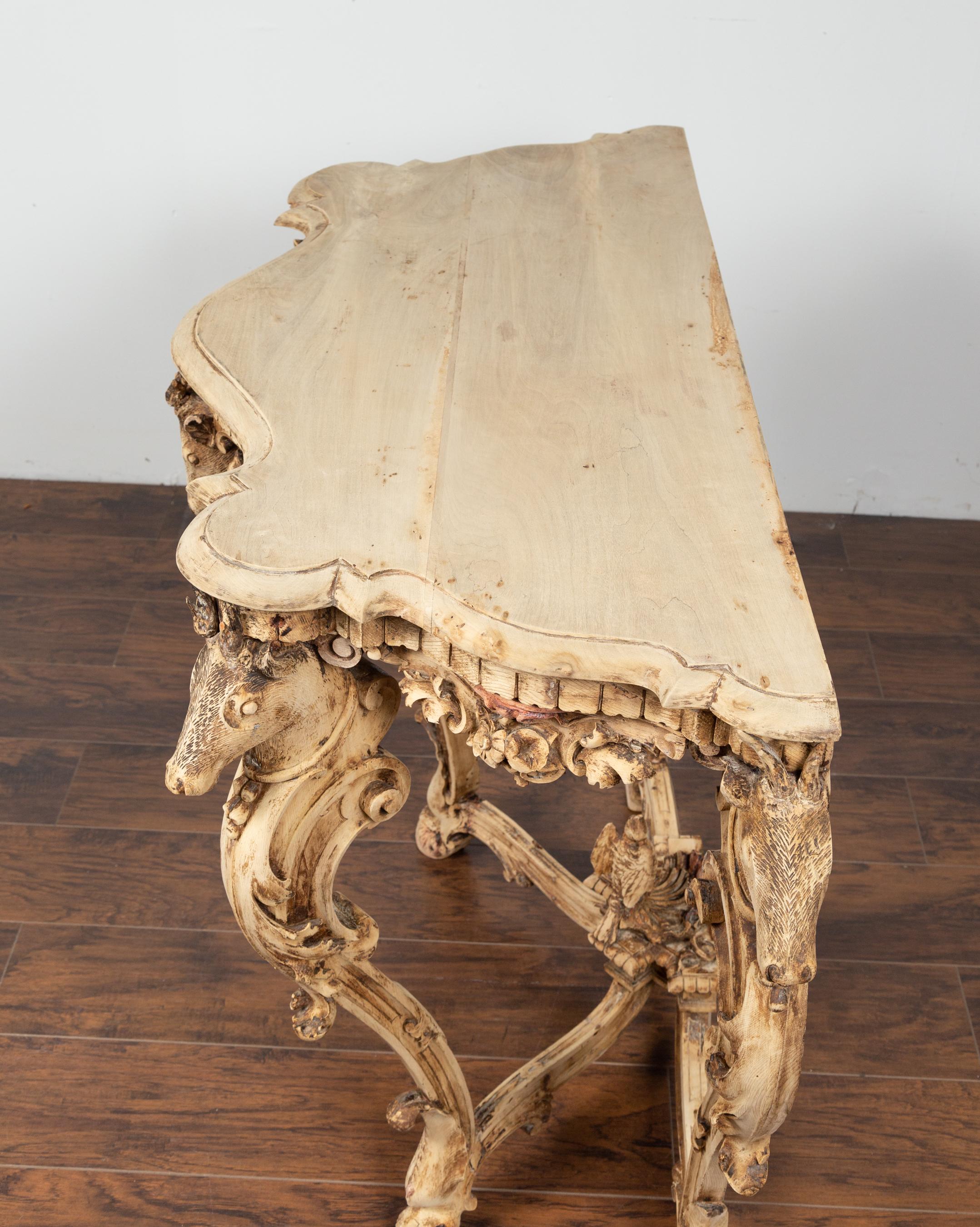 Table console de style rococo anglais des années 1880 sculptée et blanchie en chêne avec têtes de cerfs en vente 4