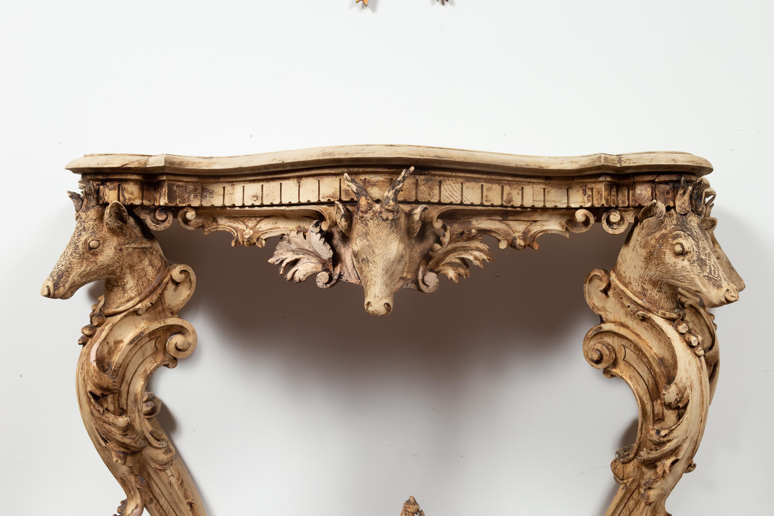 Anglais Table console de style rococo anglais des années 1880 sculptée et blanchie en chêne avec têtes de cerfs en vente