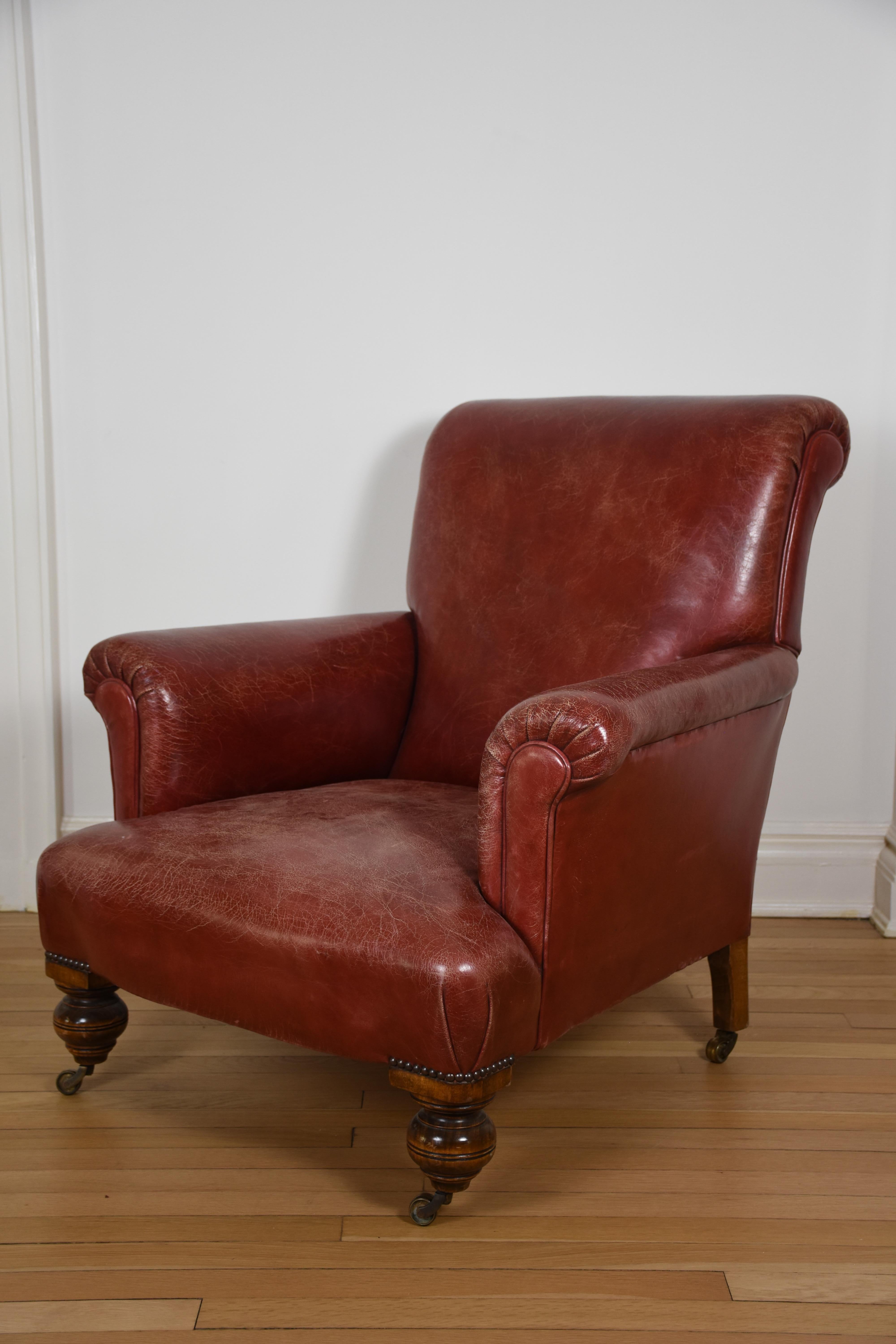 Anglais Chaise en cuir rouge à accoudoir Rolle anglais en vente