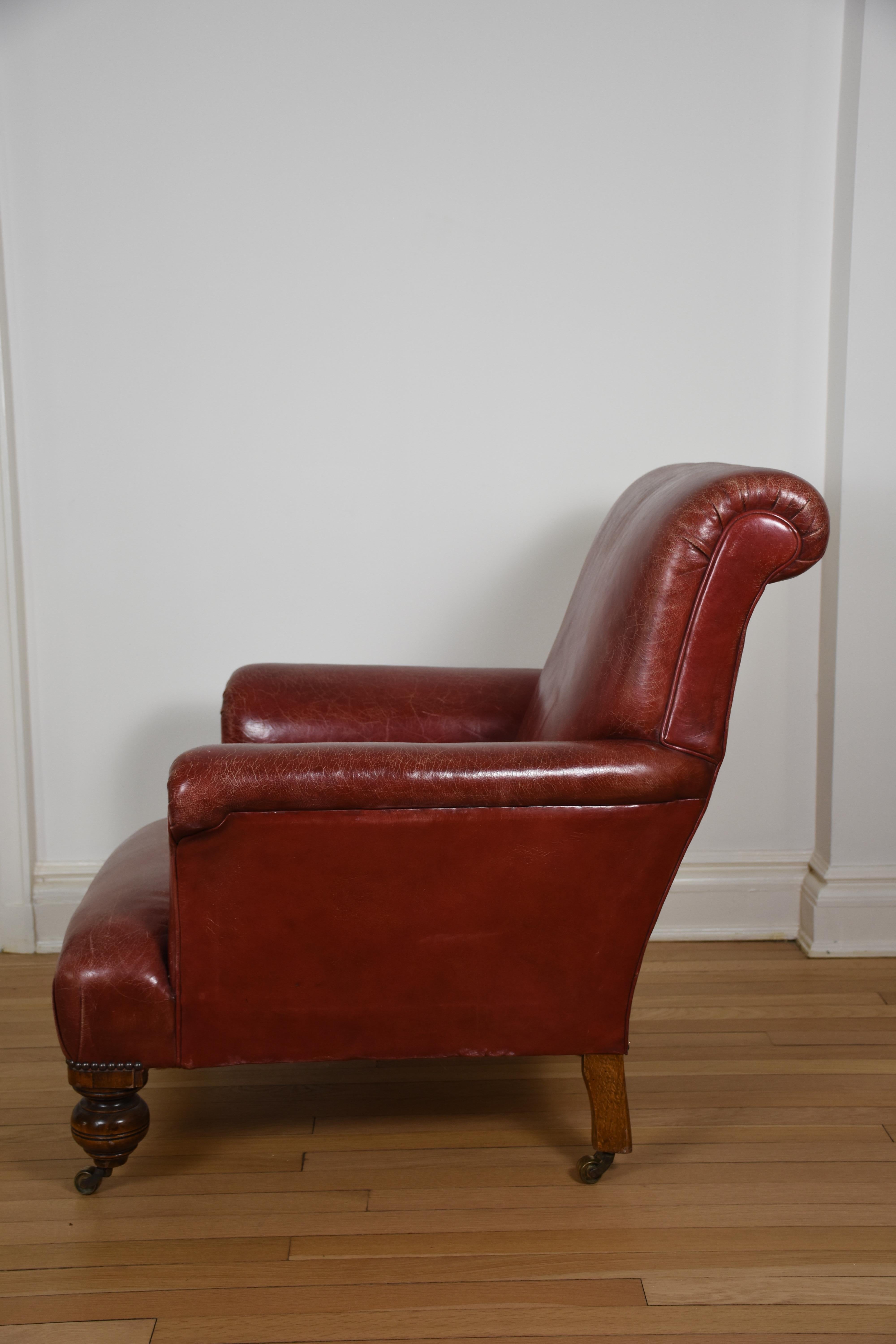 Chaise en cuir rouge à accoudoir Rolle anglais Bon état - En vente à New York, NY