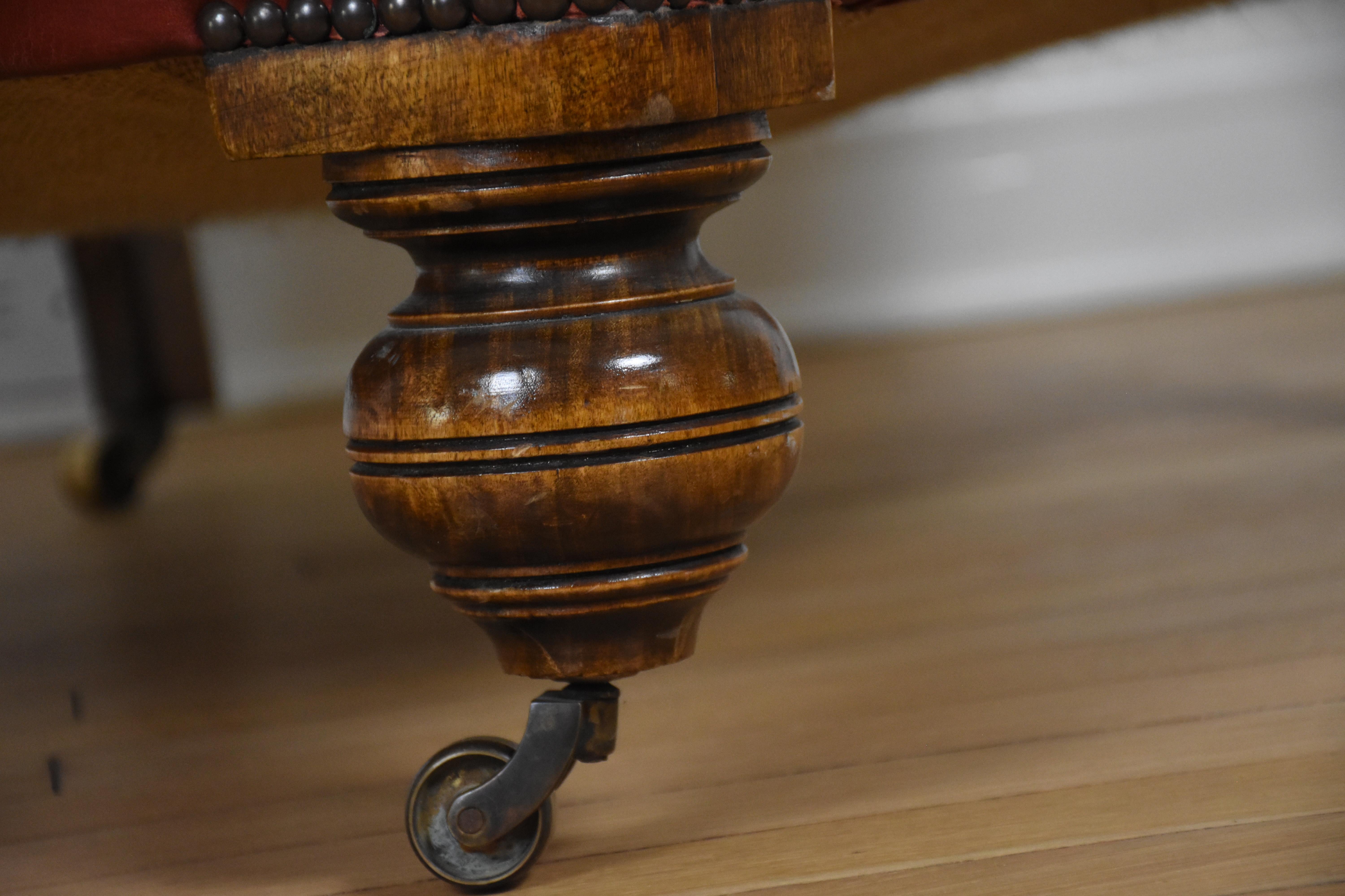 Chaise en cuir rouge à accoudoir Rolle anglais en vente 3