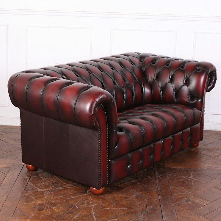 English Rolled Arm Button Tufted Leather Love Seat Sofa In Good Condition In Vancouver, British Columbia