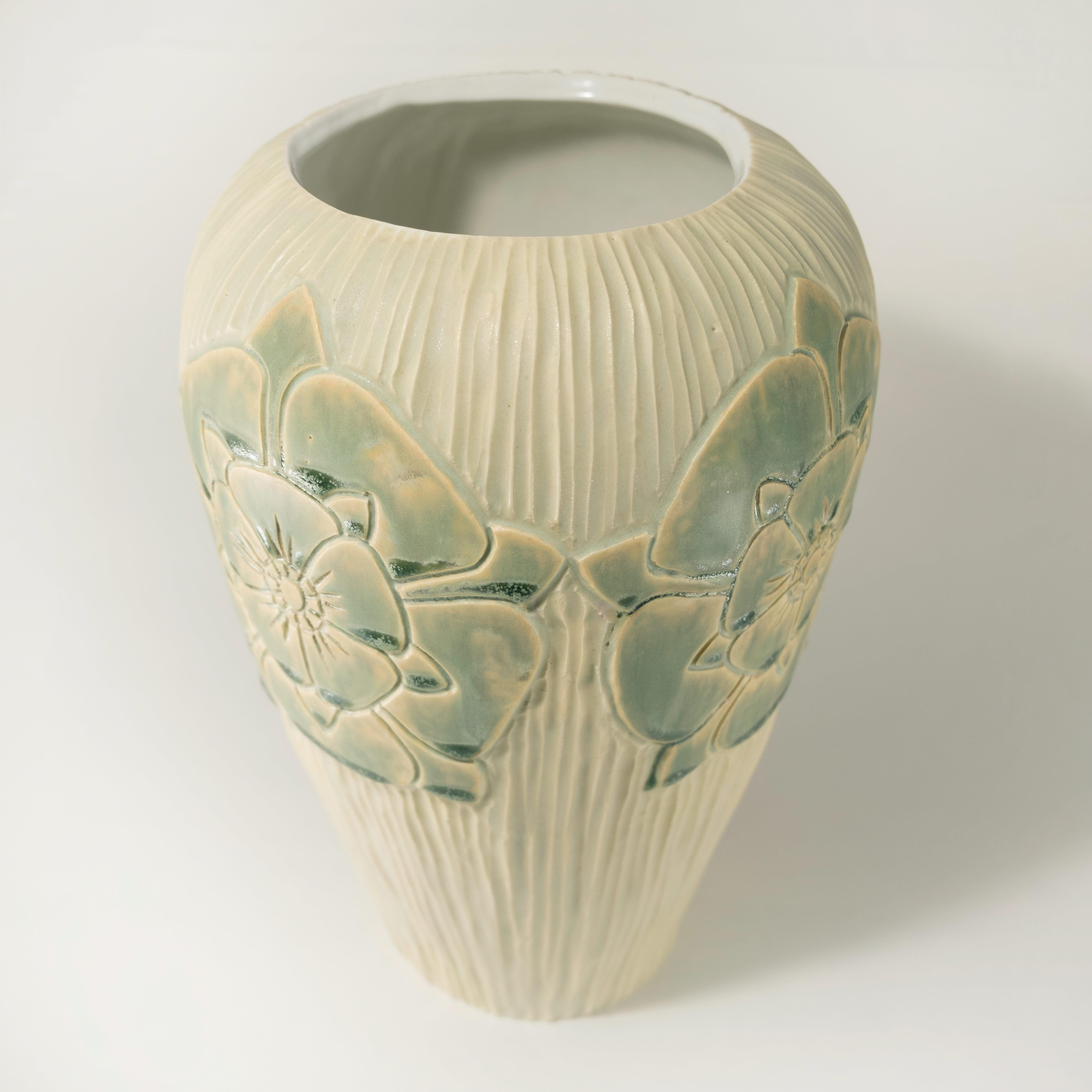 Vase en porcelaine de style Arts & Crafts à la rose anglaise, sculpté et fabriqué à la main par Christopher Brodie. 
Disponible en multicolore $1050, (tel qu'illustré dans l'image principale)
Le double vert Seafoam, 900 dollars, et le bleu Midnight,