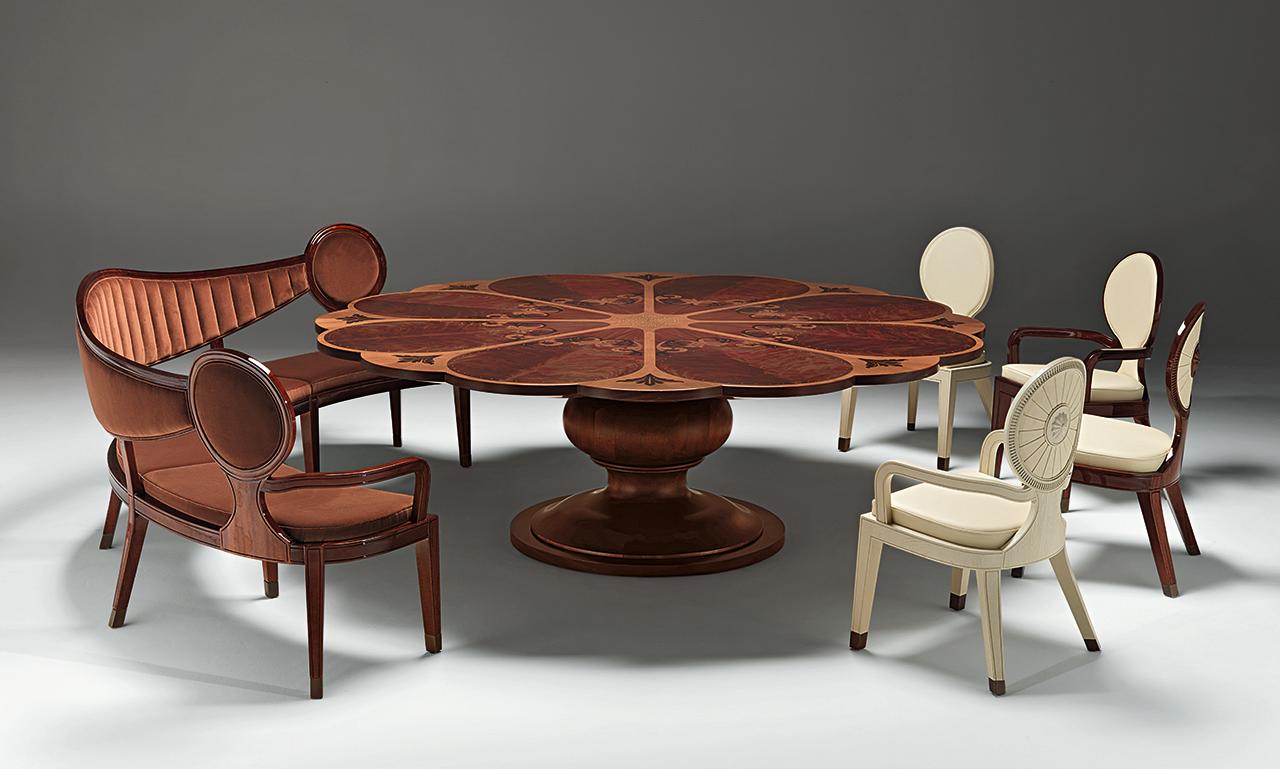 Poli Table de salle à manger ronde marquetée ENGLISH ROSE en bois d'acajou massif et laiton en vente
