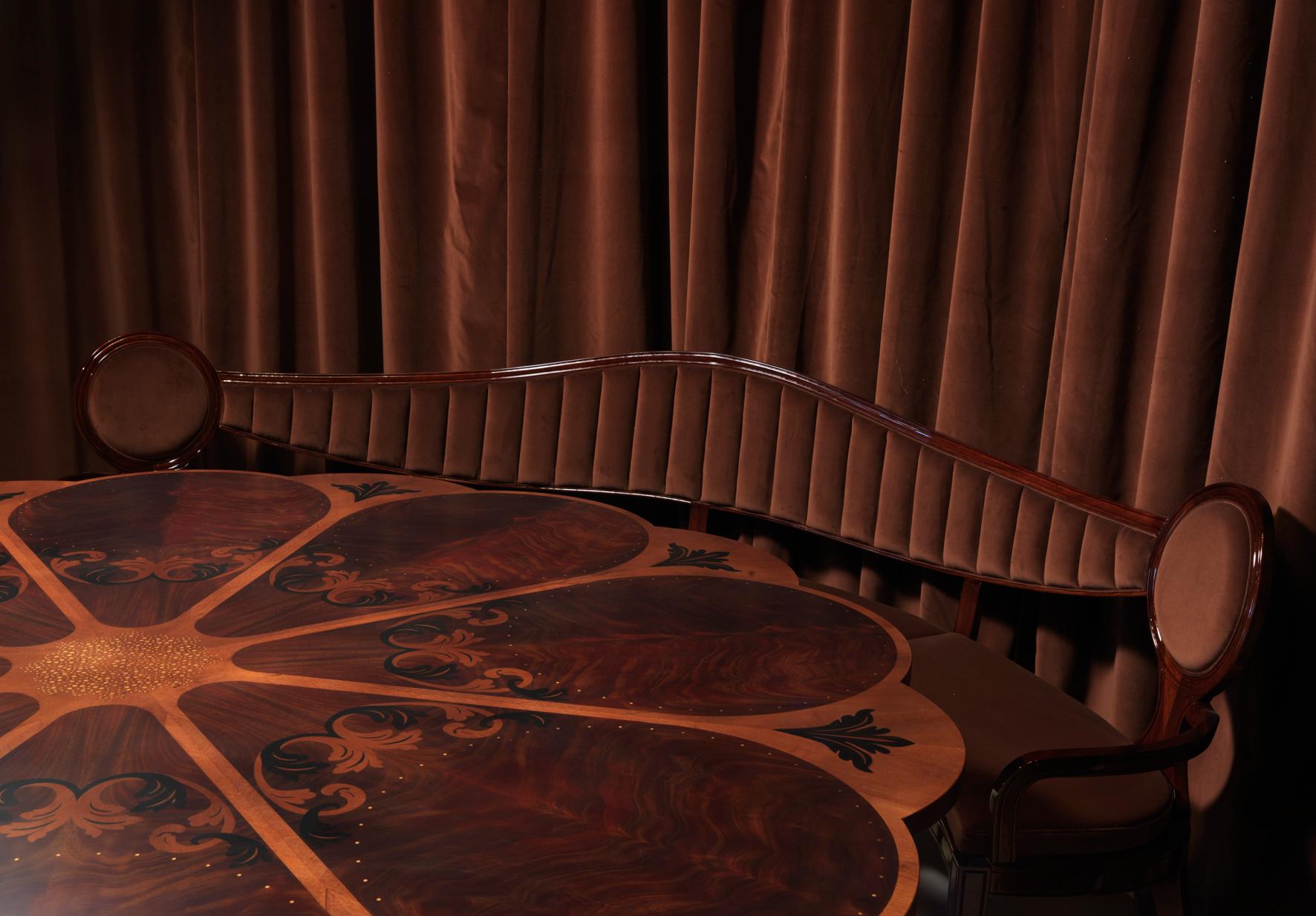 XXIe siècle et contemporain Table de salle à manger ronde marquetée ENGLISH ROSE en bois d'acajou massif et laiton en vente