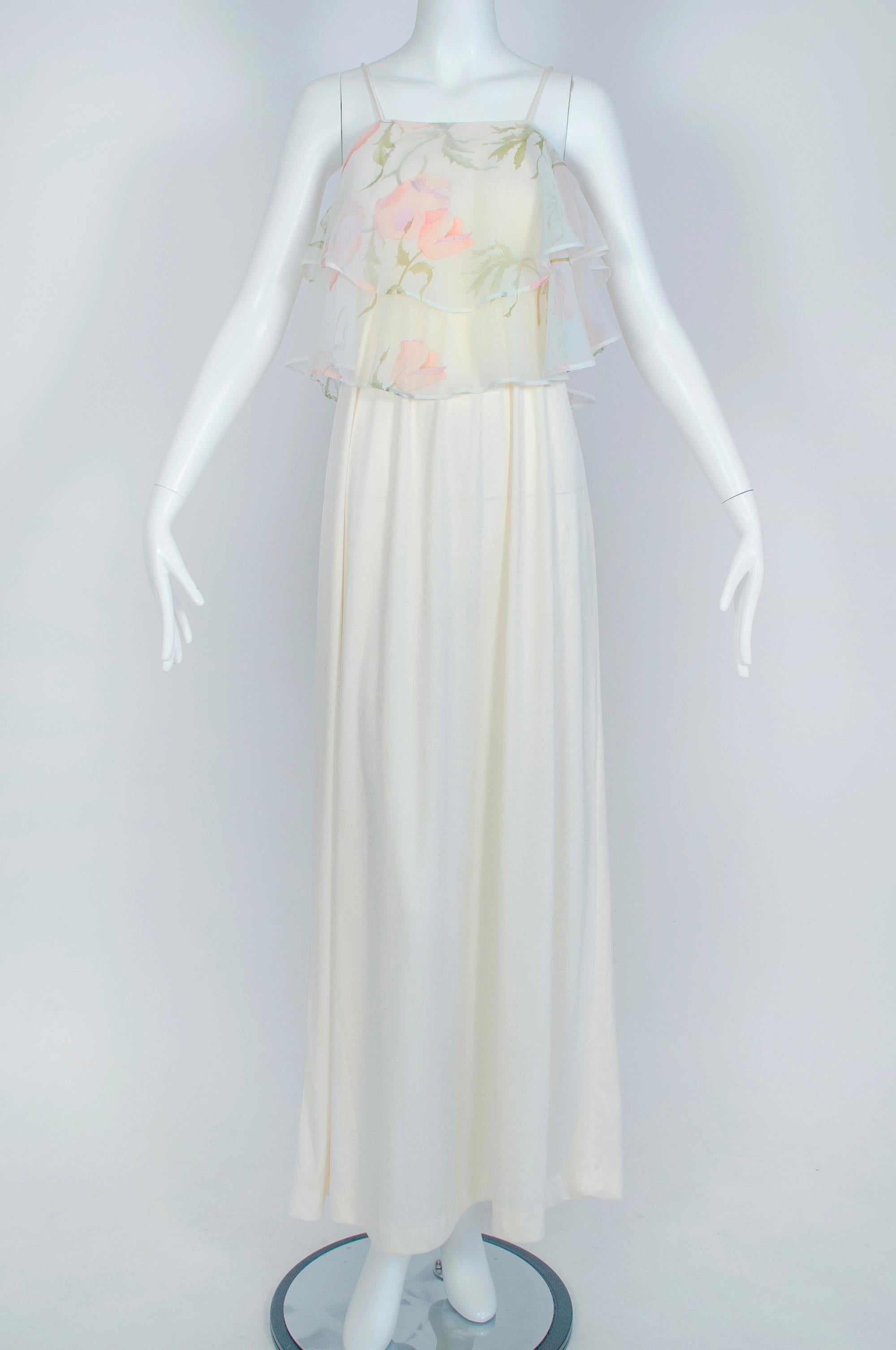 Un angelical corpiño con capa de espaguetis y una maxifalda suelta de nailon elastano evocan imágenes de fiestas en el jardín y pistas de baile con espejos por igual. Sería un vestido de novia o de despedida de soltera de los años 70.

Maxivestido