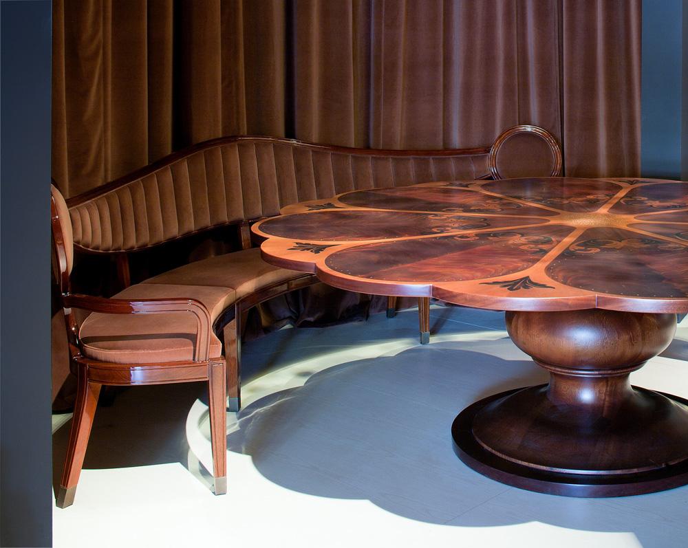 Cerise Table de salle à manger ronde marquetée ENGLISH ROSE en bois d'acajou massif et laiton en vente