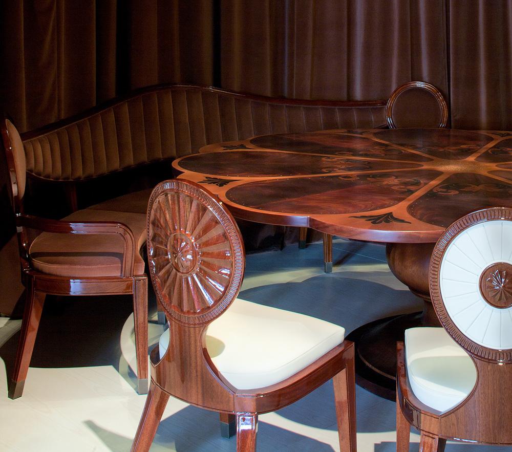 Table de salle à manger ronde marquetée ENGLISH ROSE en bois d'acajou massif et laiton en vente 1