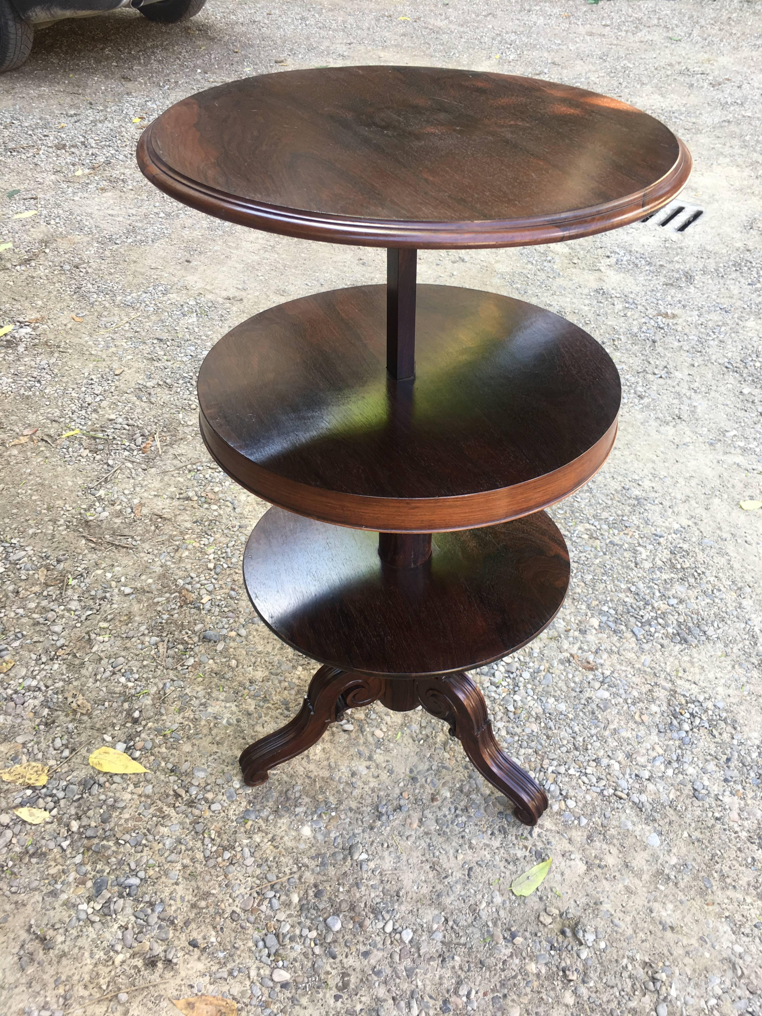 English rosewood adjustable round etagere or shelves from 1850s
Measurements: Diameter cm.60 x H 75-102
The veneer of the top shows some irregularities as shown in the picture.