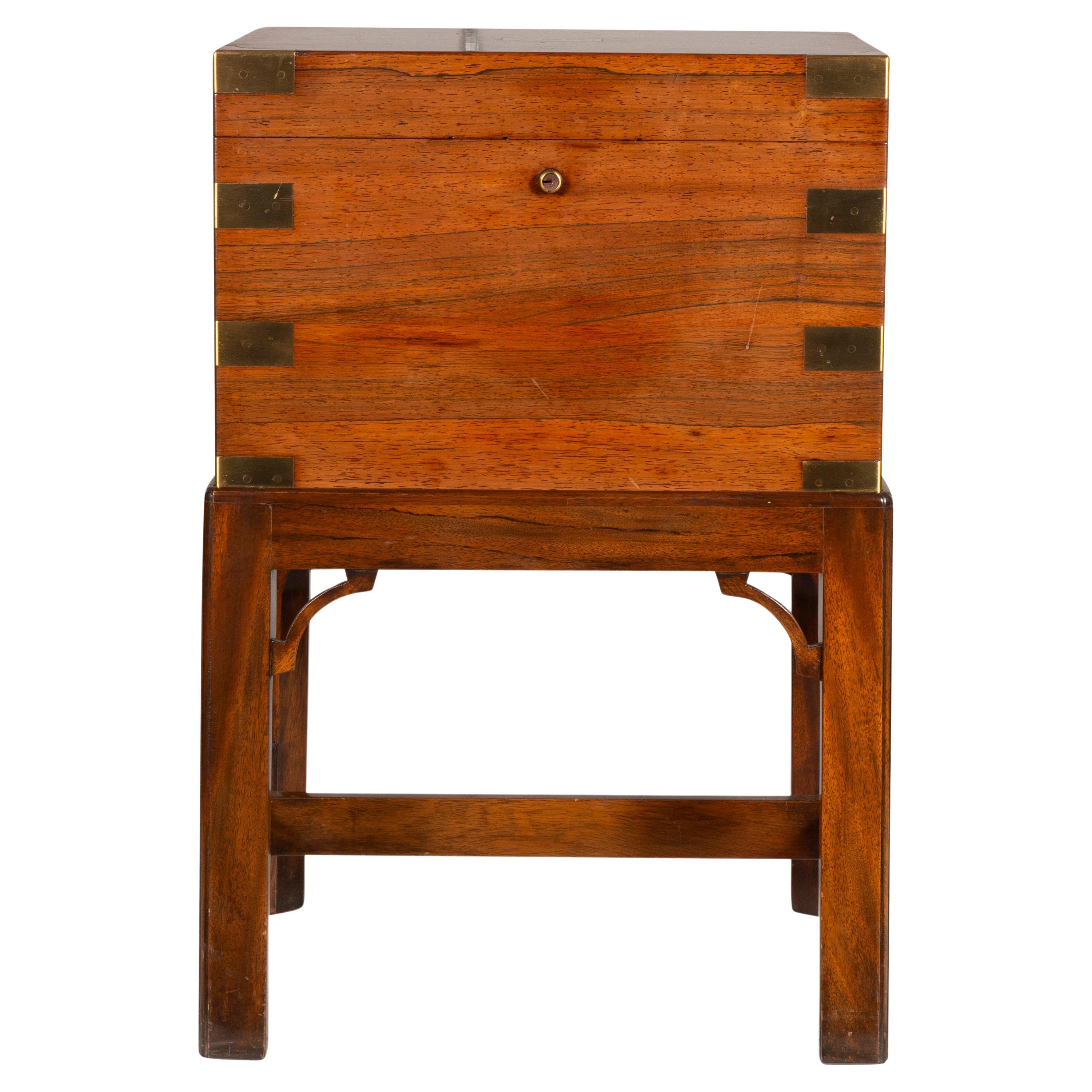 Humidor anglais en palissandre et laiton sur Stand