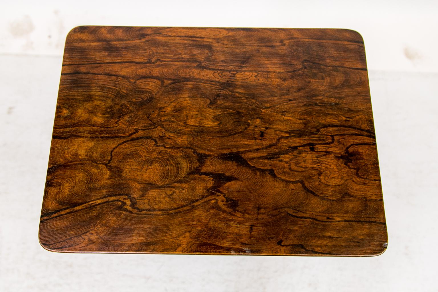 Cette table d'appoint en bois de rose et doré a une tige en bois de rose tourné avec une base à plate-forme convexe quadrilobée se terminant par des pieds chignon dorés.
    