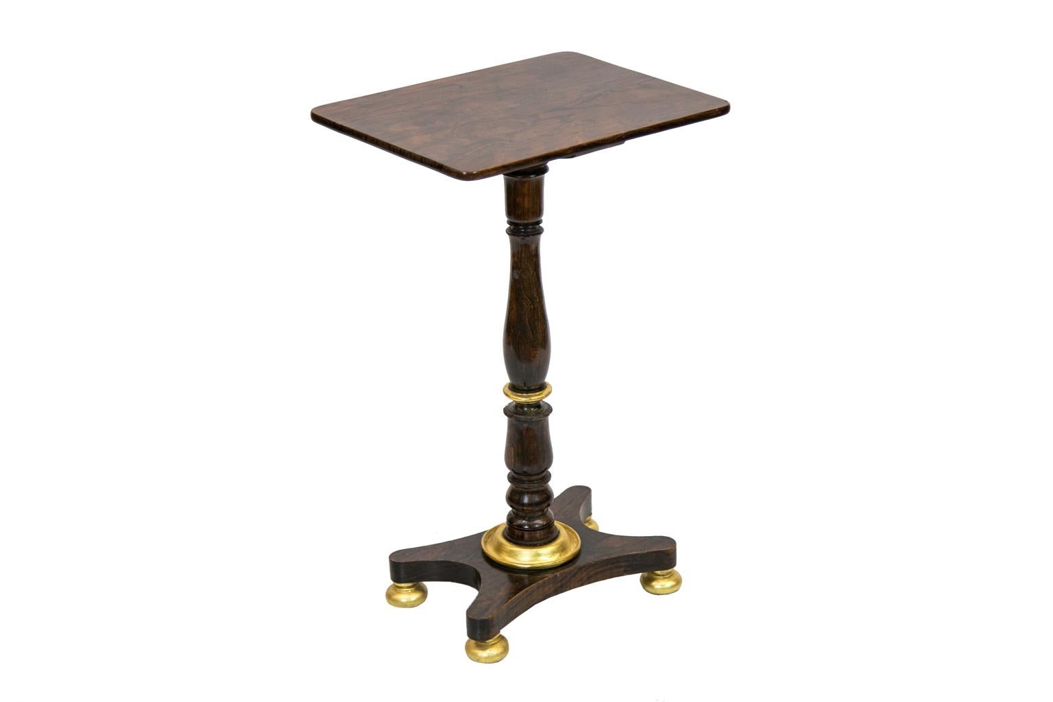 Milieu du XIXe siècle Table d'appoint anglaise en bois de rose et or doré en vente