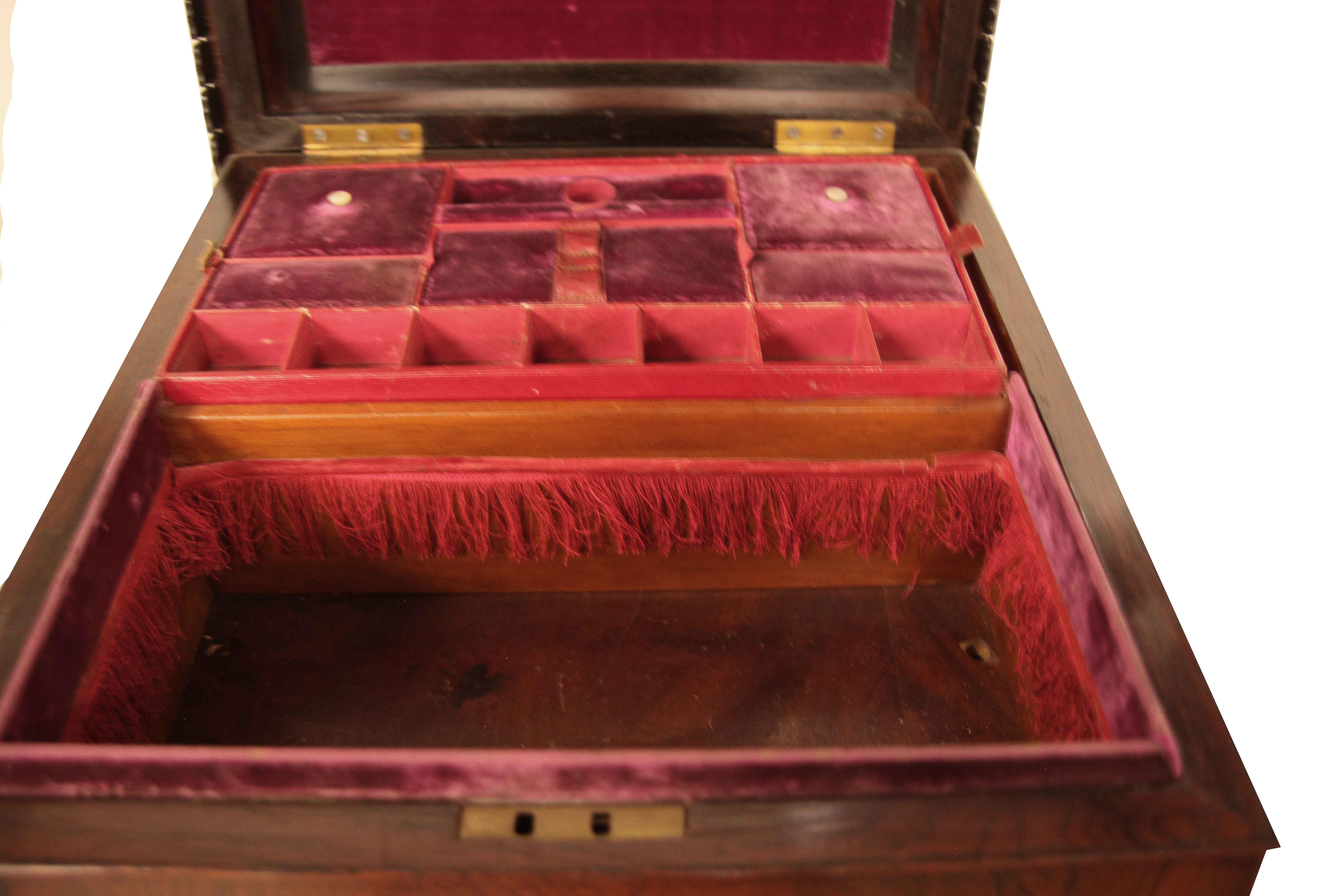 Milieu du XIXe siècle Coffret de toilette en bois de rose anglais en vente
