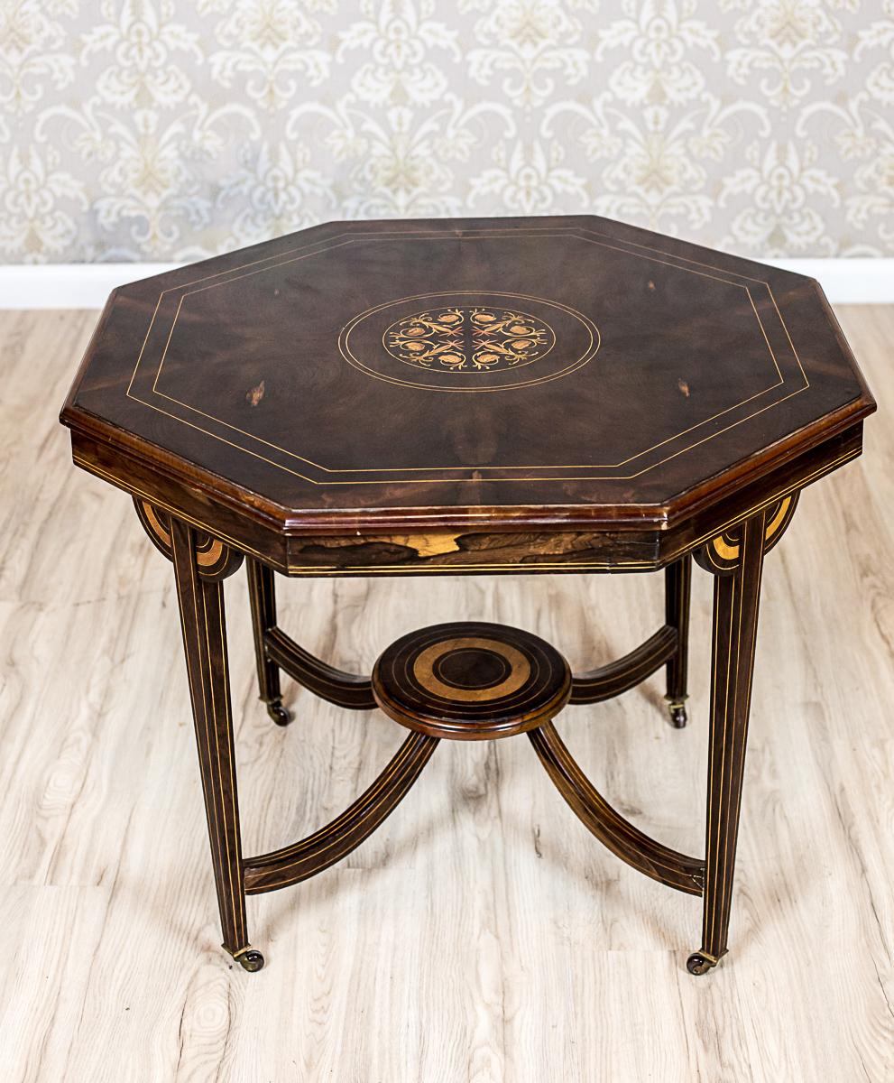 We present you this table of a medium size in rosewood burl with a beautiful grain.
The octagonal table top is supported on angular, convergent legs that are joint together with bandy cross bars with a round traverse.
Furthermore, the legs and the