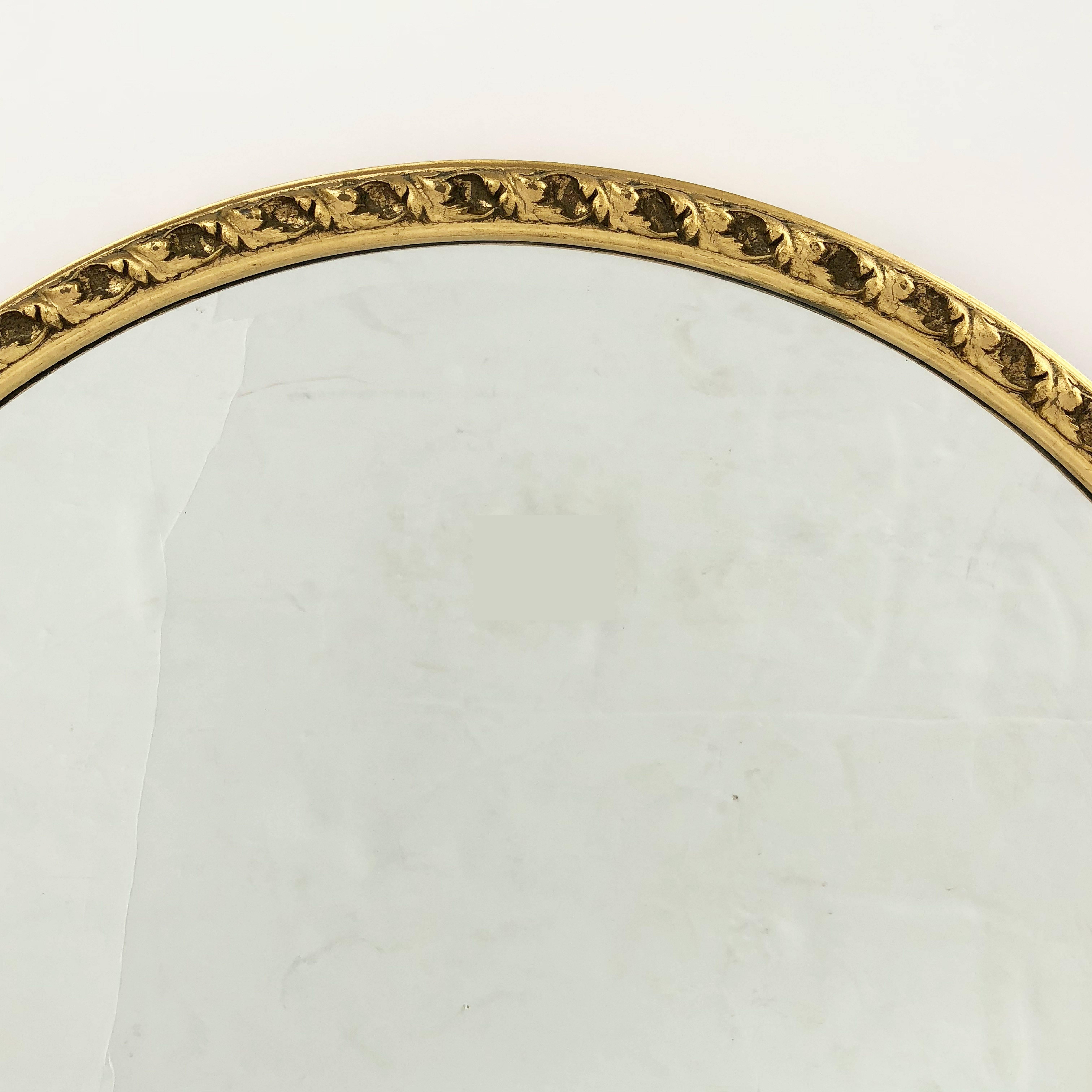 English Round Bevelled Mirror in Gilt Frame (Diameter 25 1/2) In Excellent Condition In Austin, TX