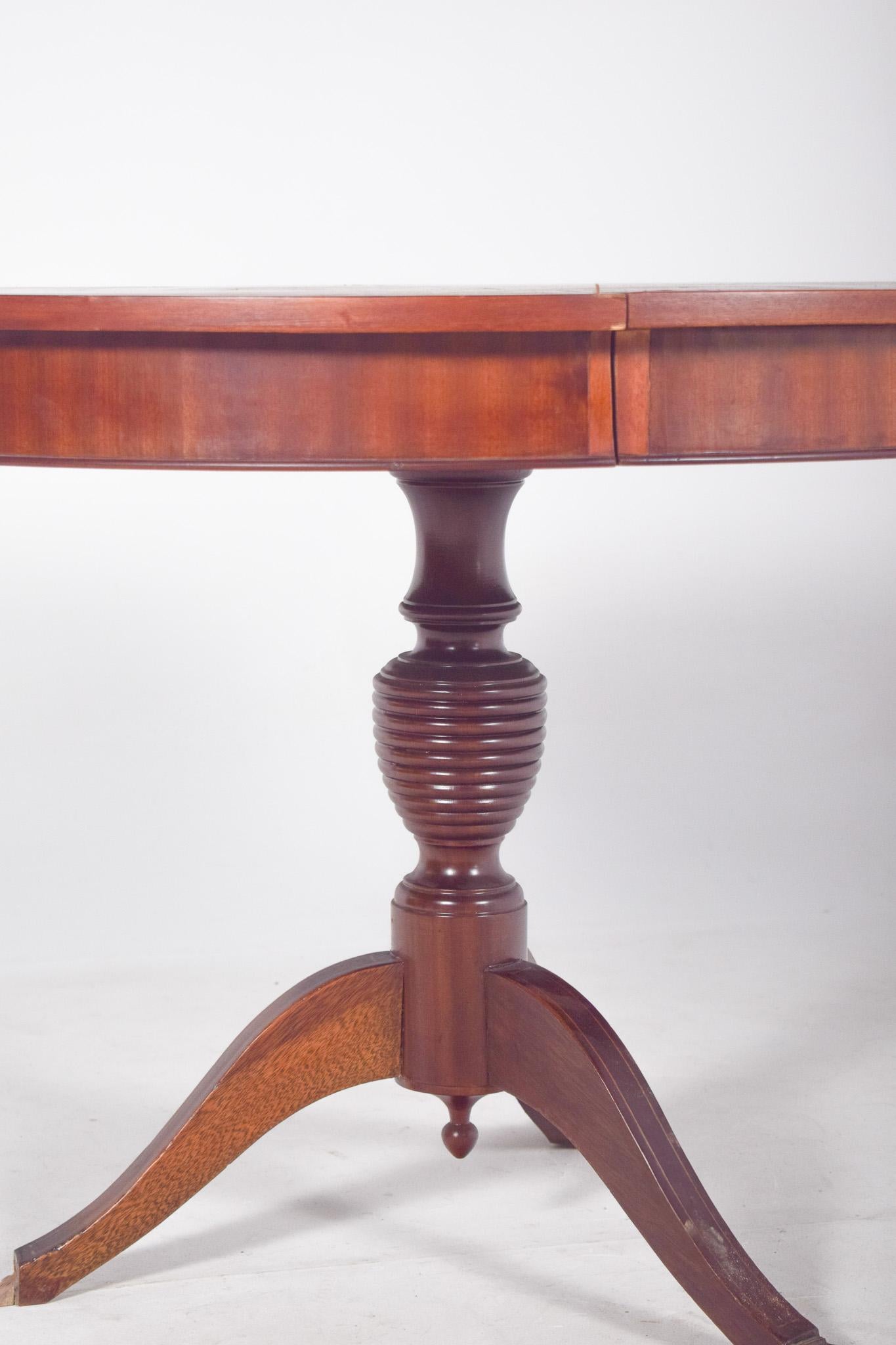 Victorien Table de salle à manger ronde anglaise avec pied central extensible en vente