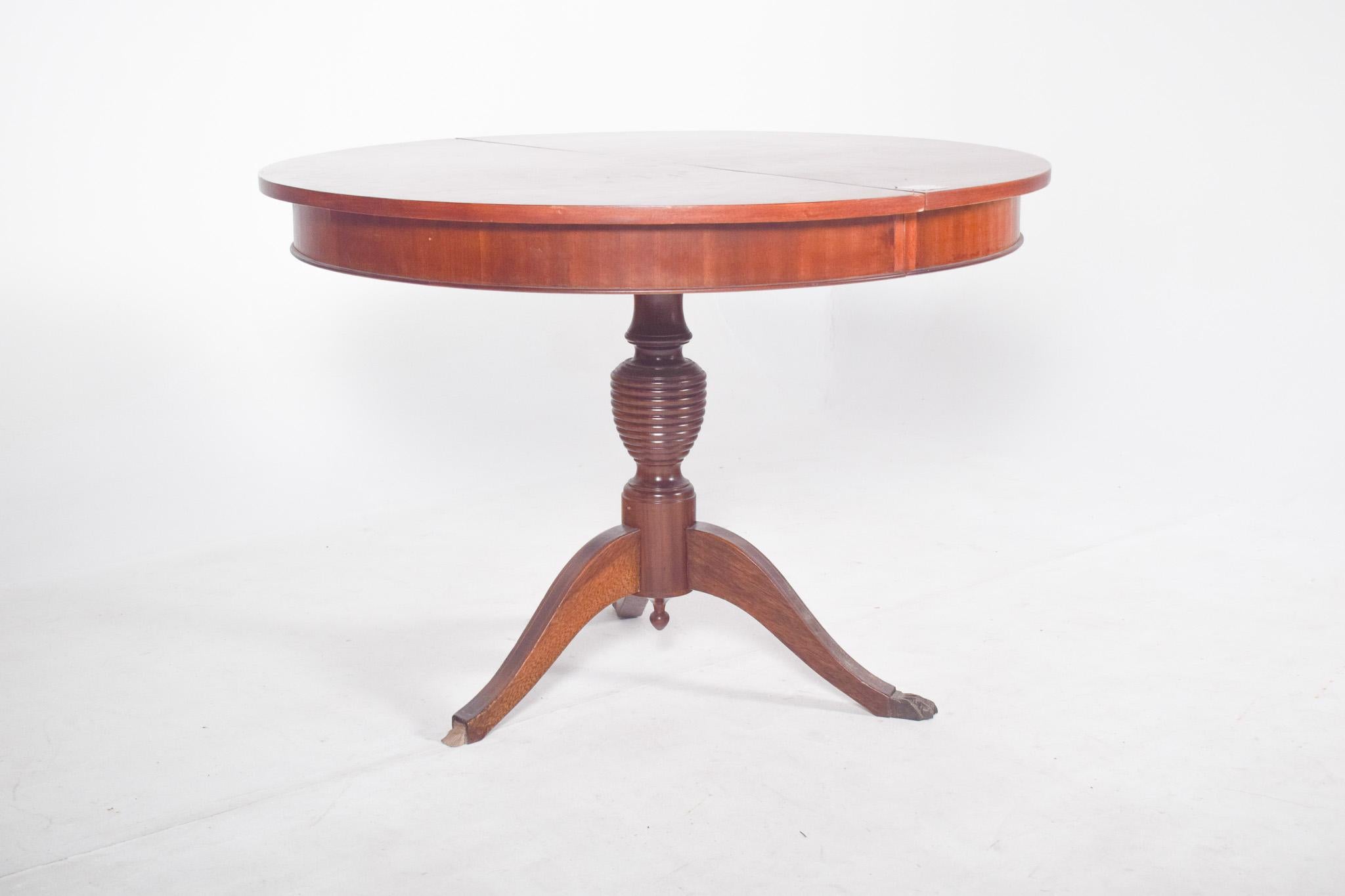 Anglais Table de salle à manger ronde anglaise avec pied central extensible en vente