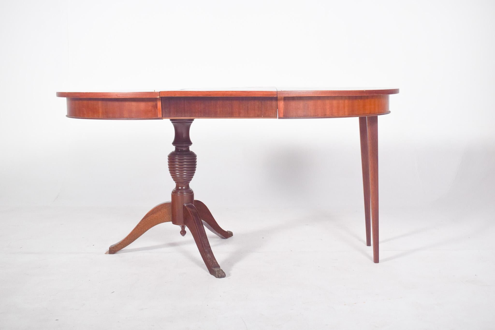 20ième siècle Table de salle à manger ronde anglaise avec pied central extensible en vente