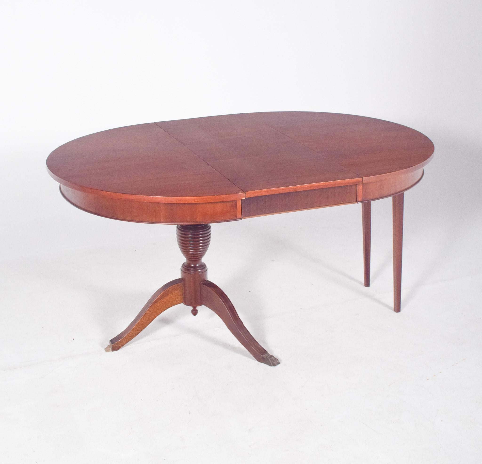 Acajou Table de salle à manger ronde anglaise avec pied central extensible en vente