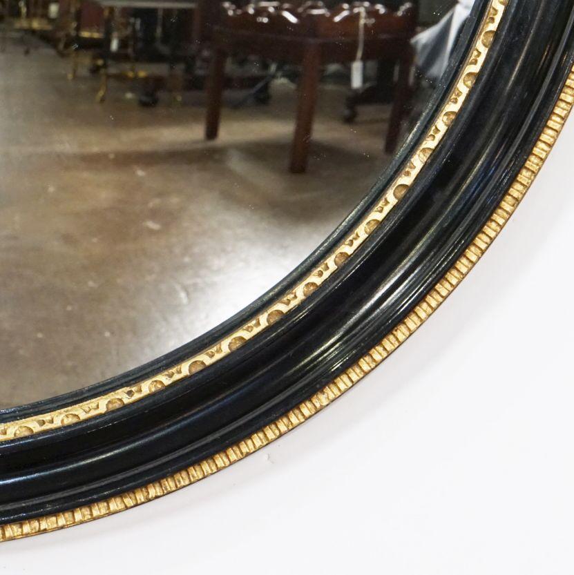 20ième siècle Miroir convexe anglais rond en ébène encadré noir et or (diamètre 18 1/2) en vente