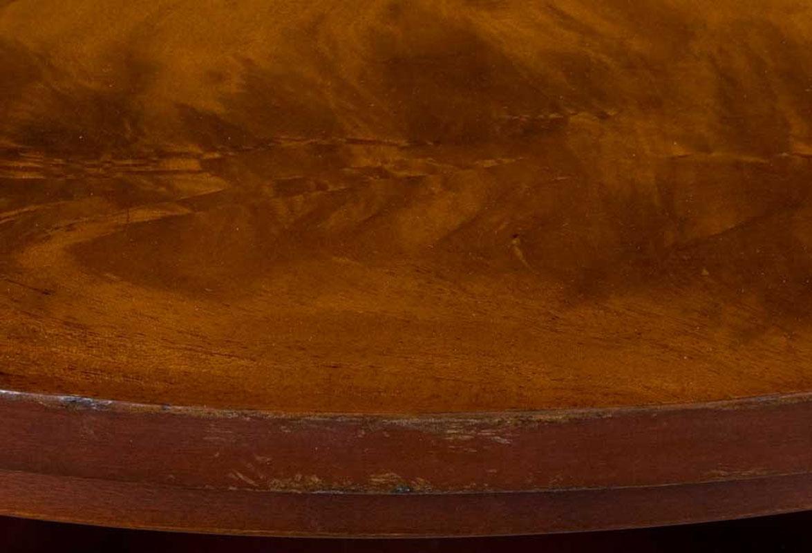 English Round Flame Mahogany Cocktail Coffee Table In Good Condition For Sale In Atlanta, GA