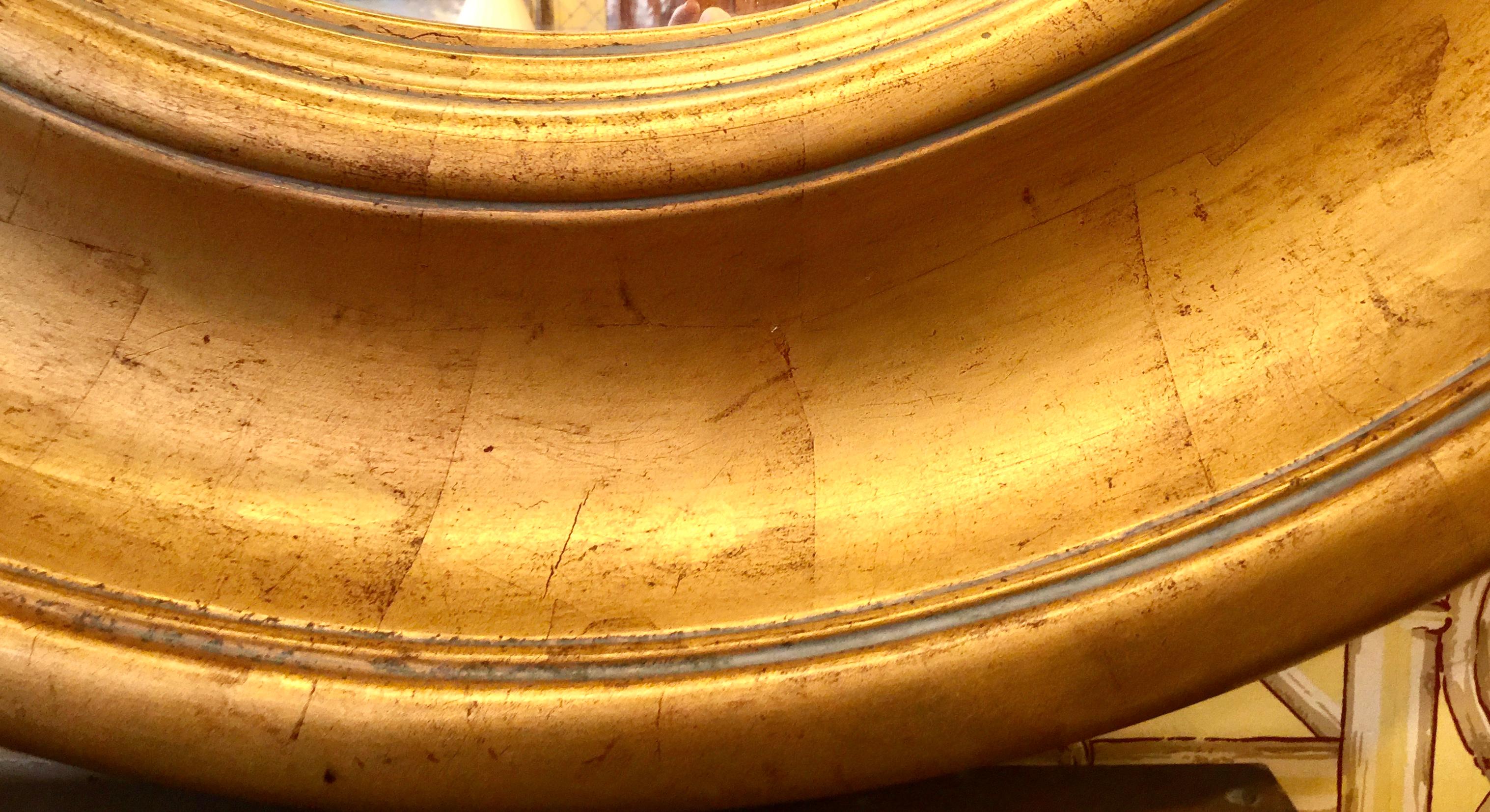 Européen Miroir rond anglais en bois doré en vente