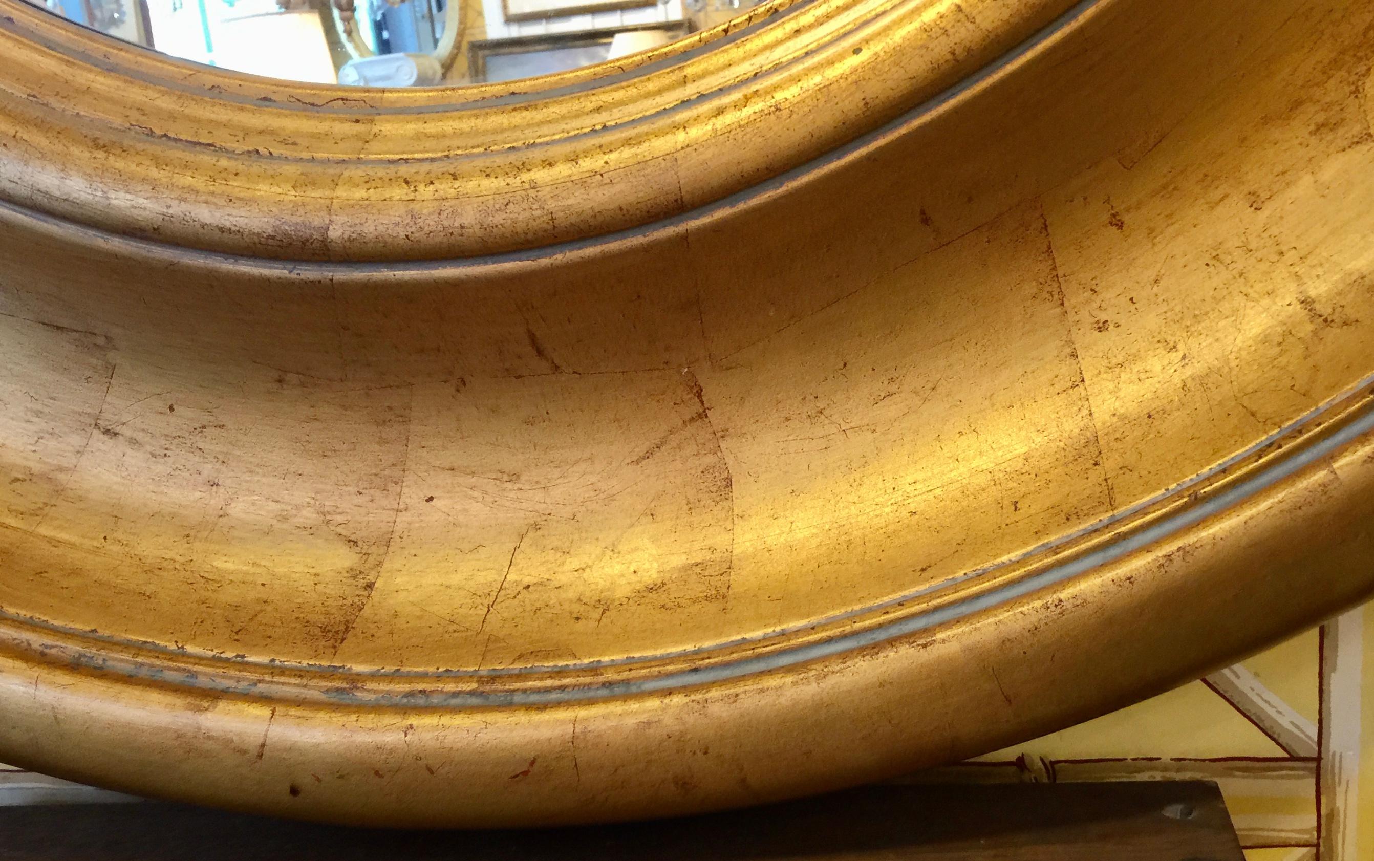 English Round Gilded Wooden Mirror In Good Condition For Sale In Southampton, NY