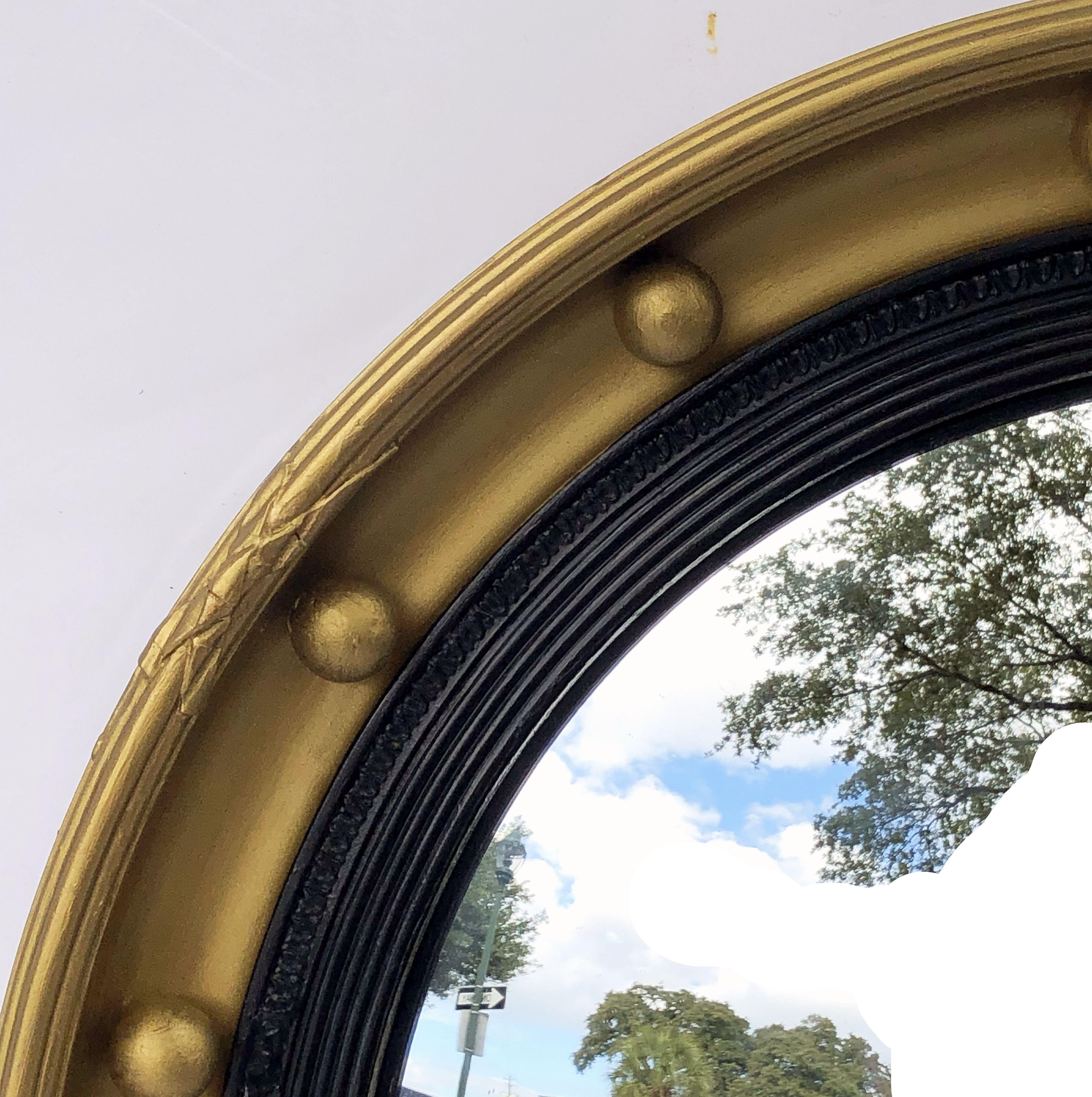English Round Gilt Framed Convex Mirror (Diameter 18 3/4) In Good Condition In Austin, TX