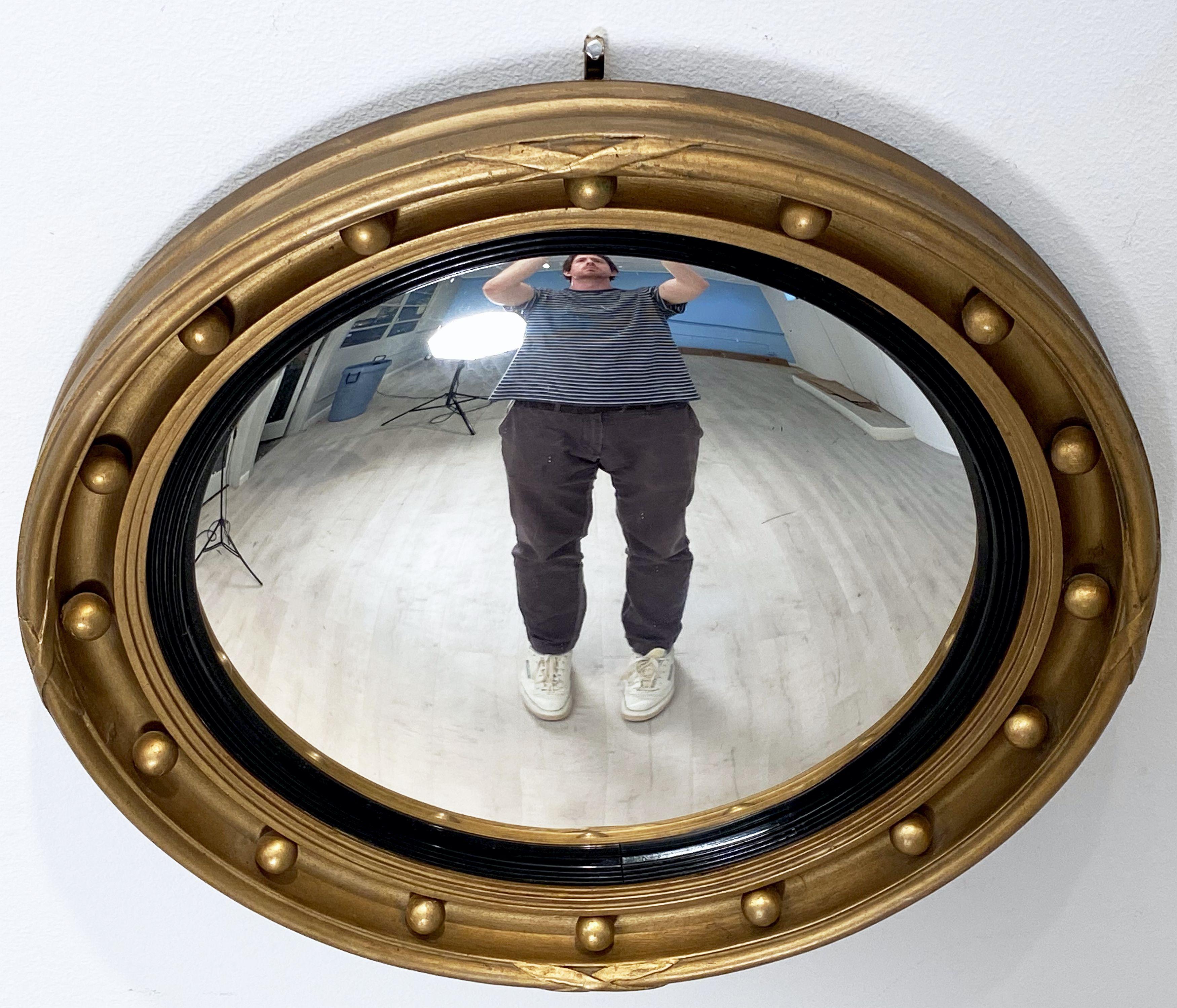 English Round Gilt Framed Convex Mirror (Diameter 18 3/8) In Good Condition In Austin, TX