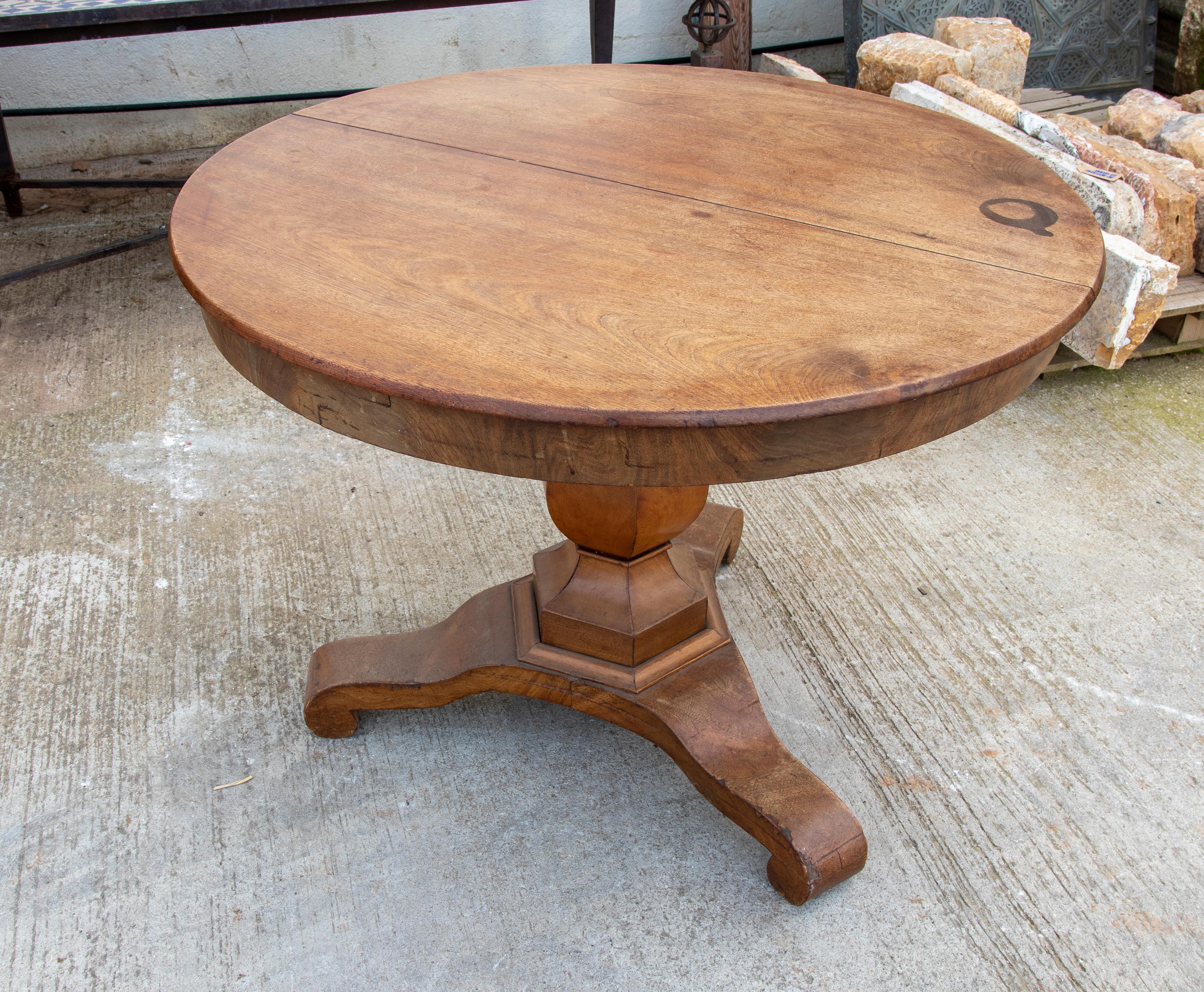 Mid-20th Century English Round Mahogany Table For Sale