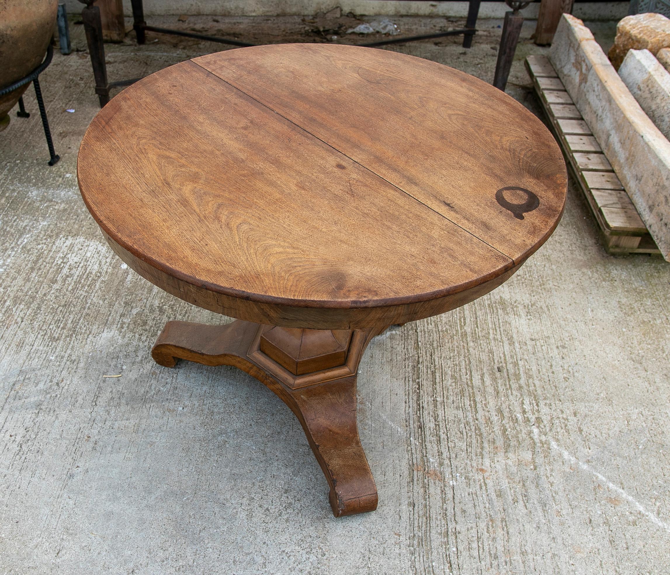 English Round Mahogany Table For Sale 1