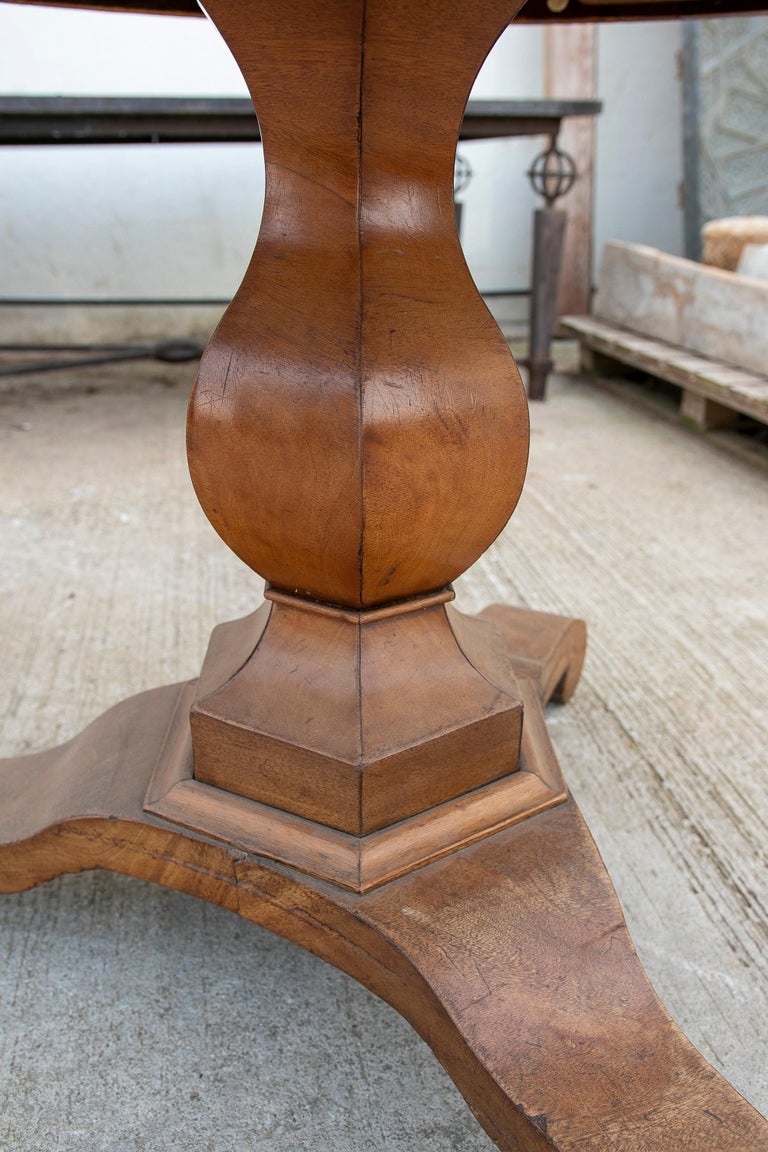 English Round Mahogany Table For Sale at 1stDibs