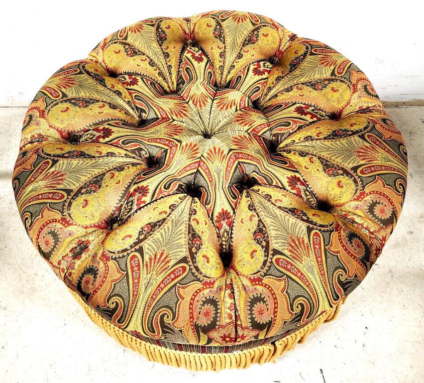 Nous vous proposons l'une de nos récentes acquisitions de meubles fins de Palm Beach Estate d'un 
Pouf rond de style anglais touffeté avec garniture en corde tressée

Mesures approximatives en pouces
19
