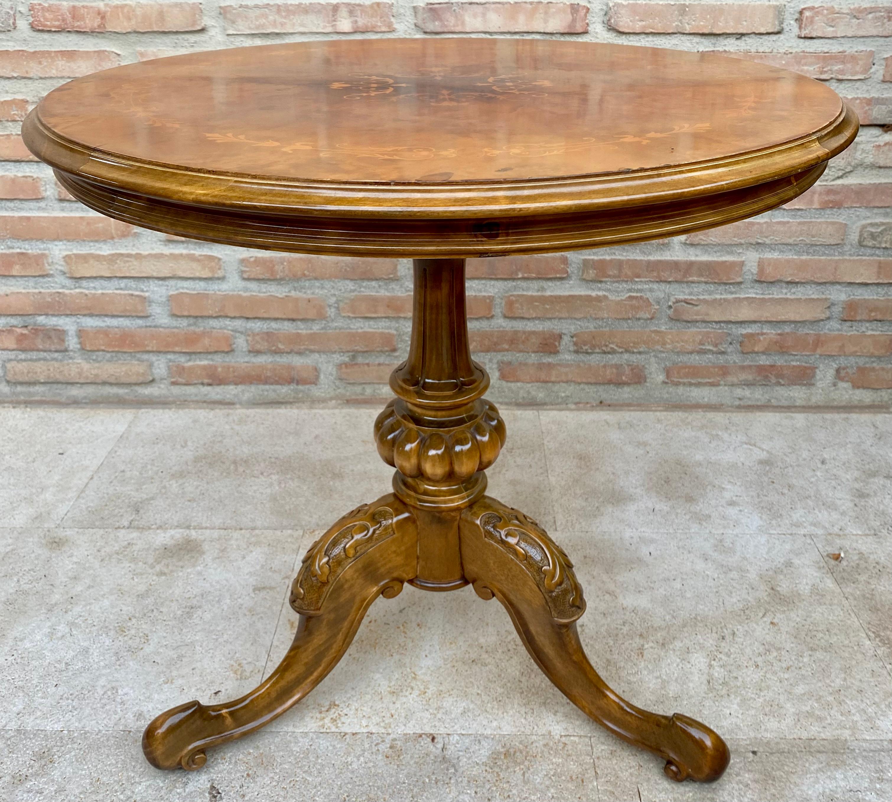 Neoclassical English Round Pedestal Table with Marquetry Décor and Tripod Base, 1890s For Sale