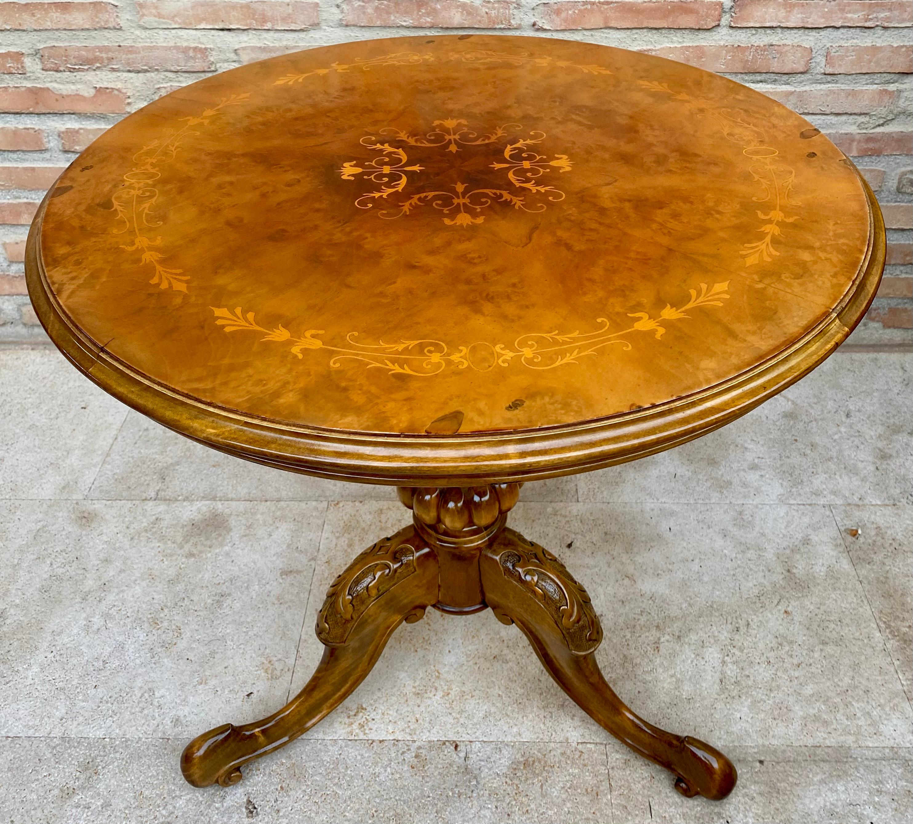English Round Pedestal Table with Marquetry Décor and Tripod Base, 1890s In Good Condition For Sale In Miami, FL