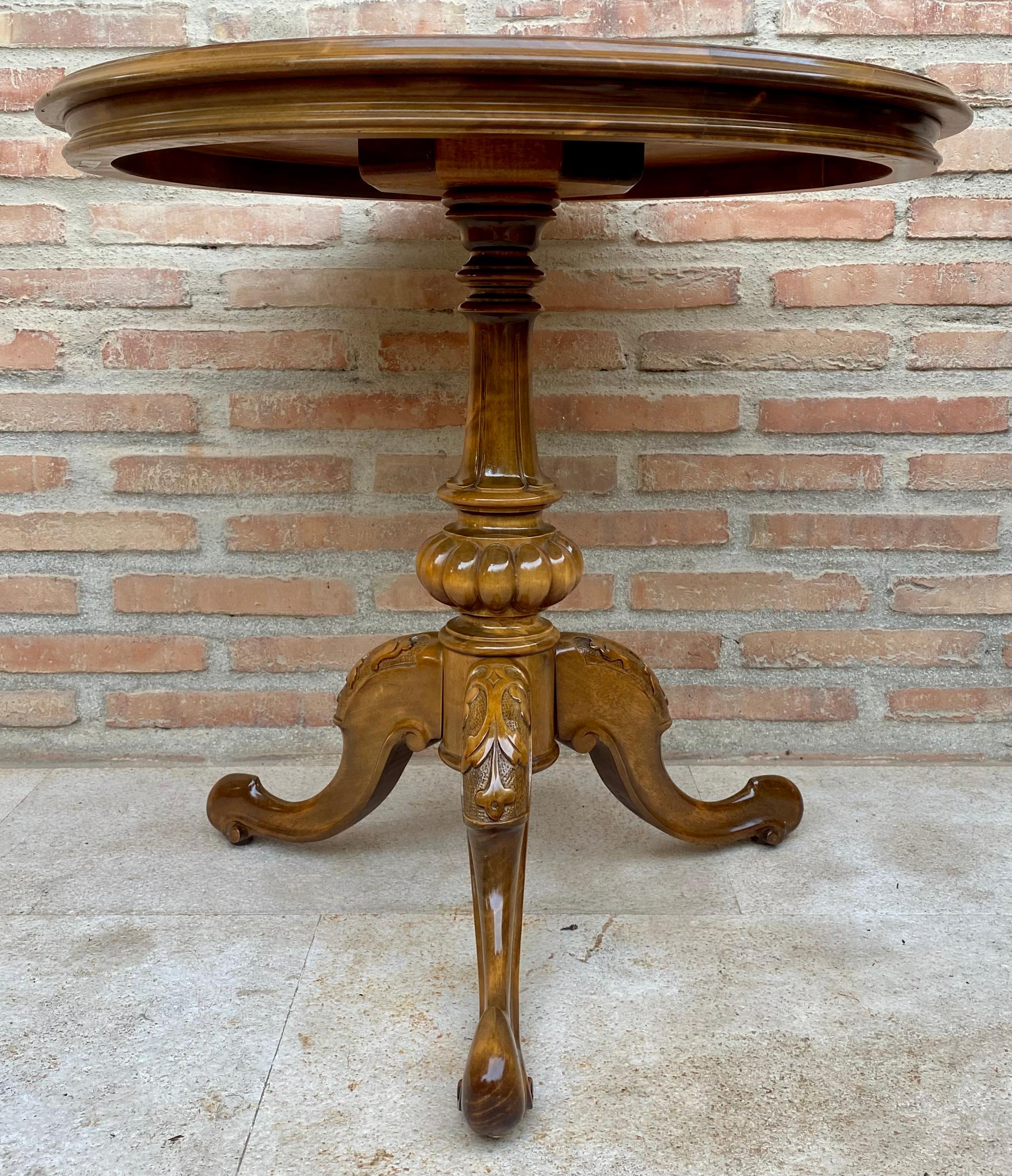 19th Century English Round Pedestal Table with Marquetry Décor and Tripod Base, 1890s For Sale