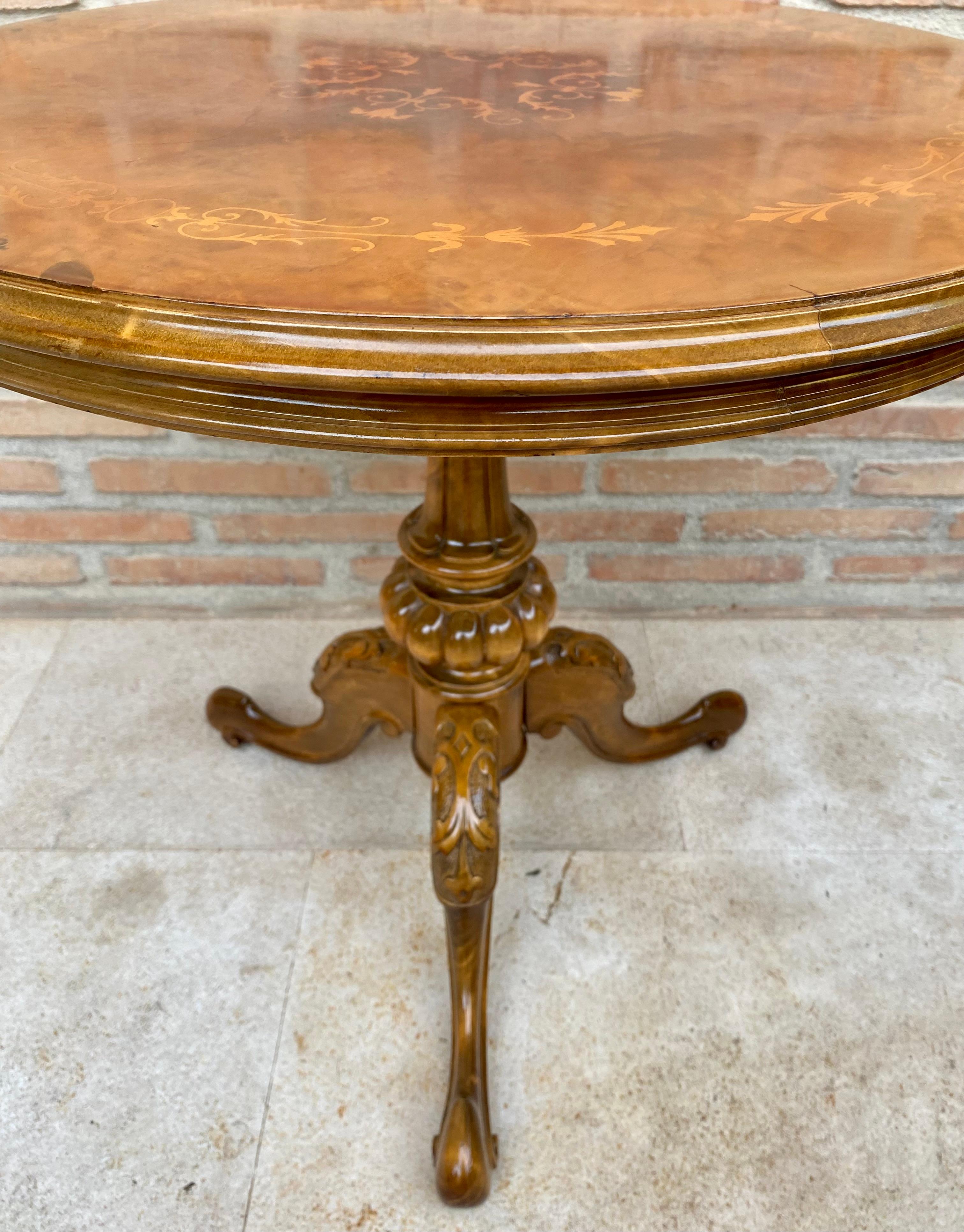 English Round Pedestal Table with Marquetry Décor and Tripod Base, 1890s For Sale 1