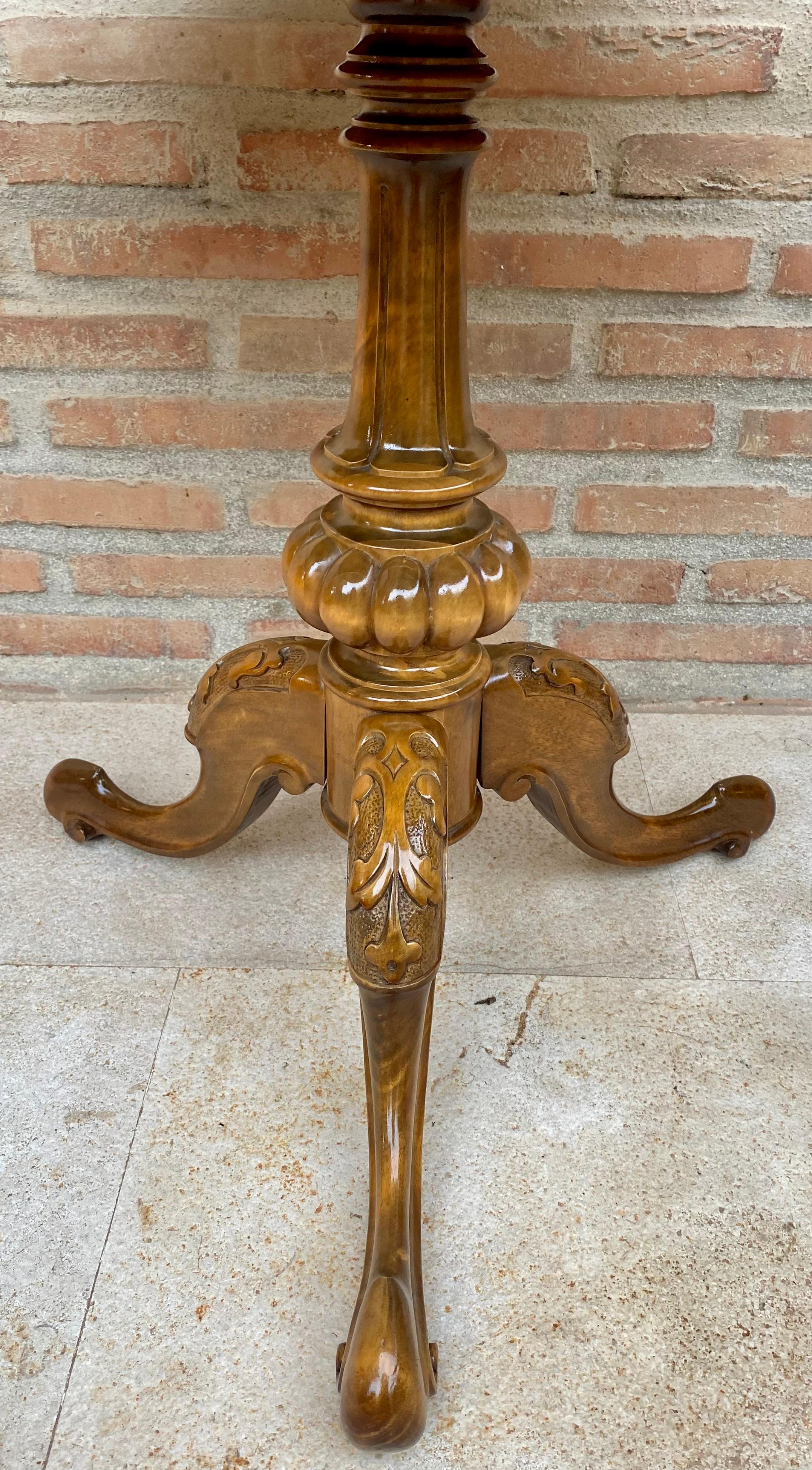 English Round Pedestal Table with Marquetry Décor and Tripod Base, 1890s For Sale 3