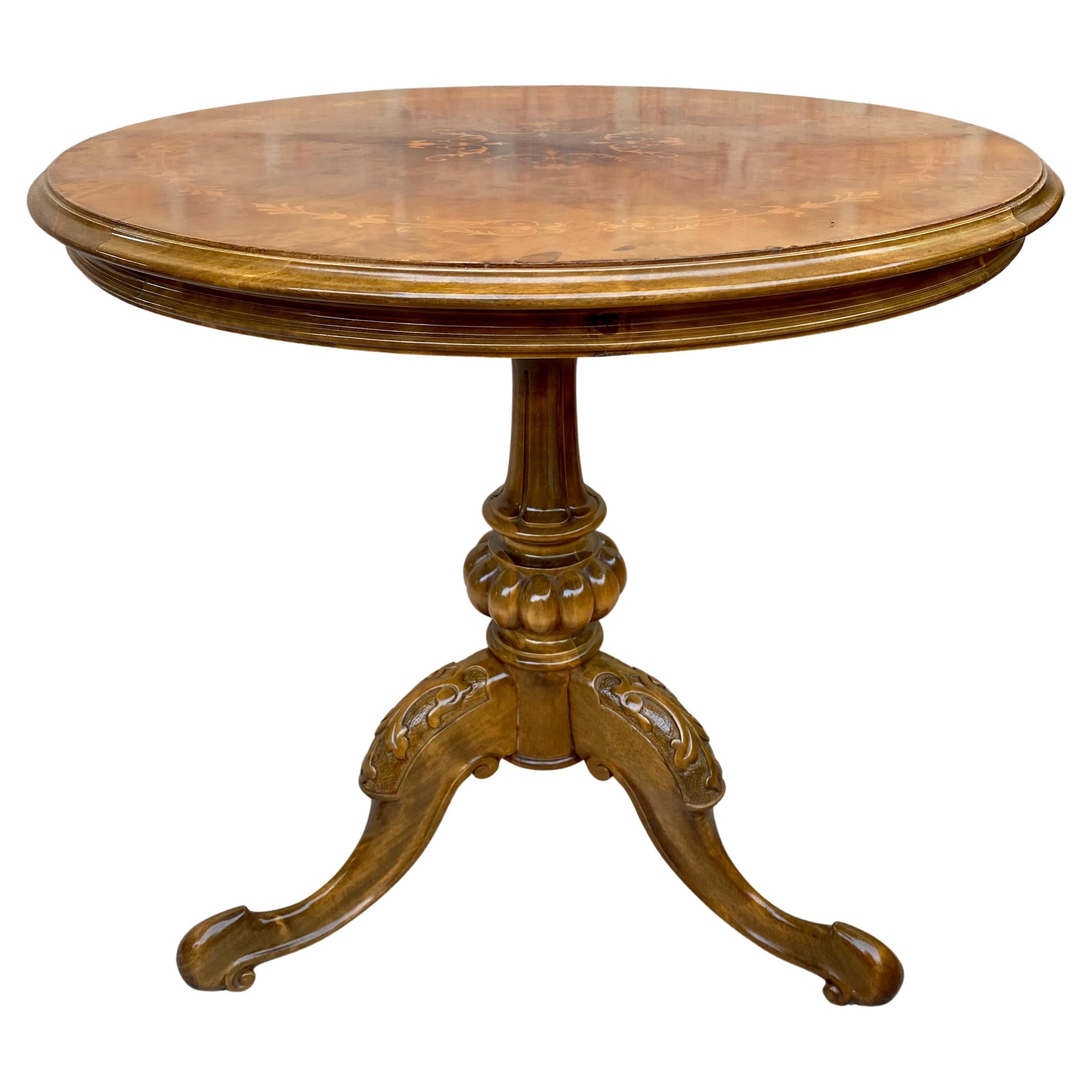 Table ronde anglaise à piédestal avec décor de marqueterie et base tripode, années 1890