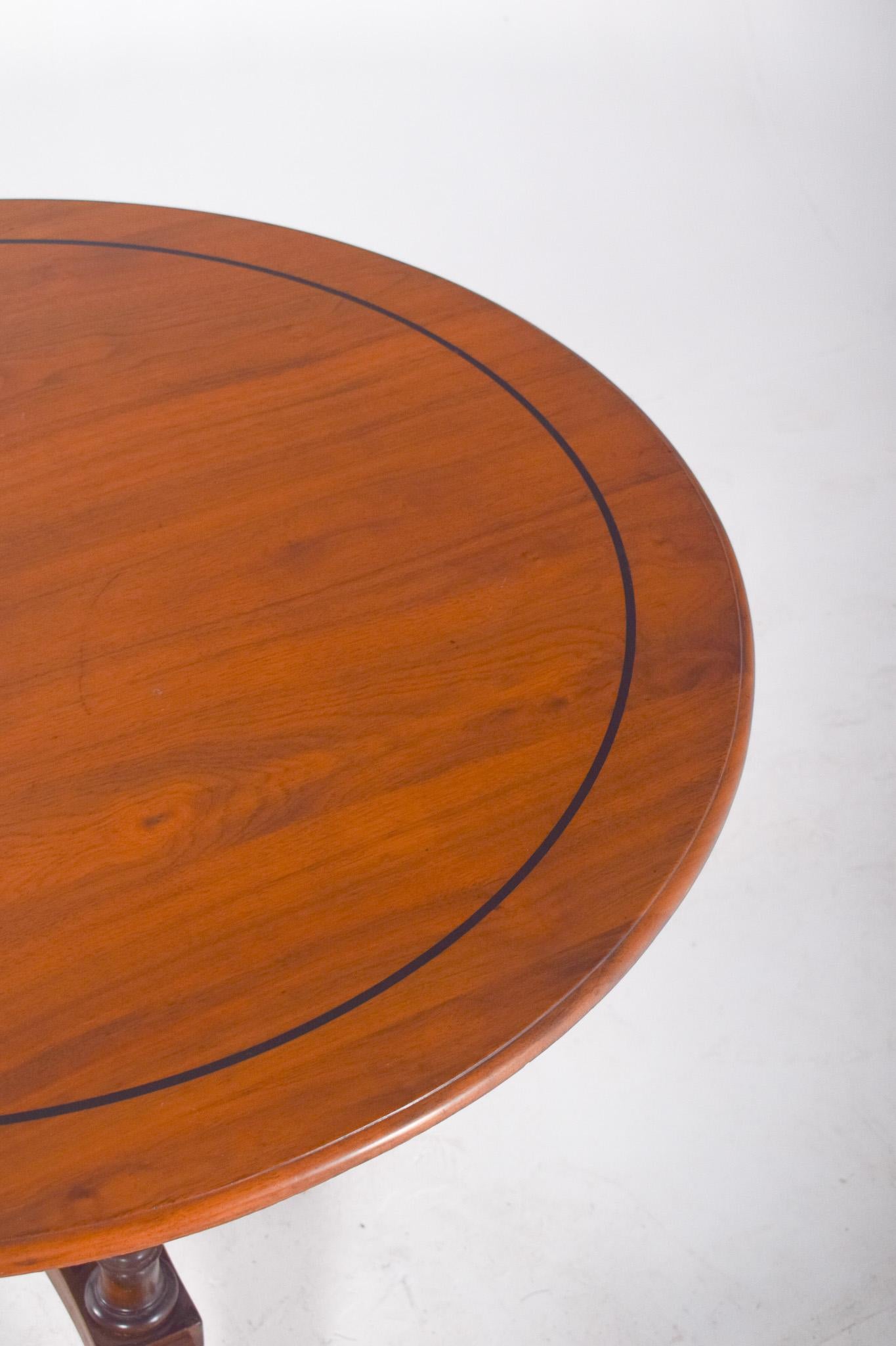 20th Century English Round Tea Table in Walnut For Sale