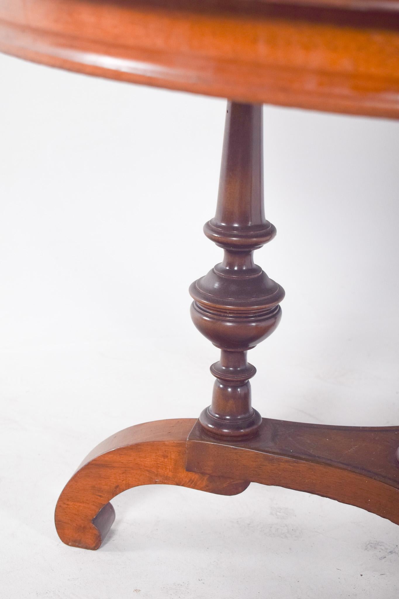 English Round Tea Table in Walnut For Sale 1