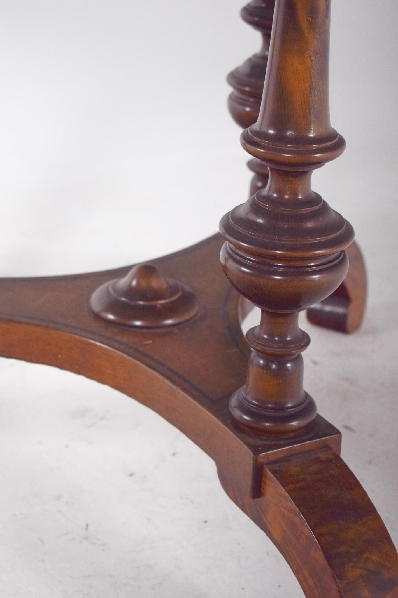 English Round Tea Table in Walnut For Sale 2