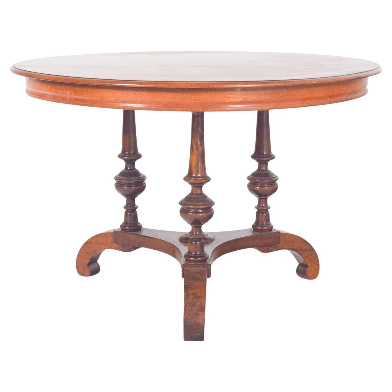 English Round Tea Table in Walnut For Sale