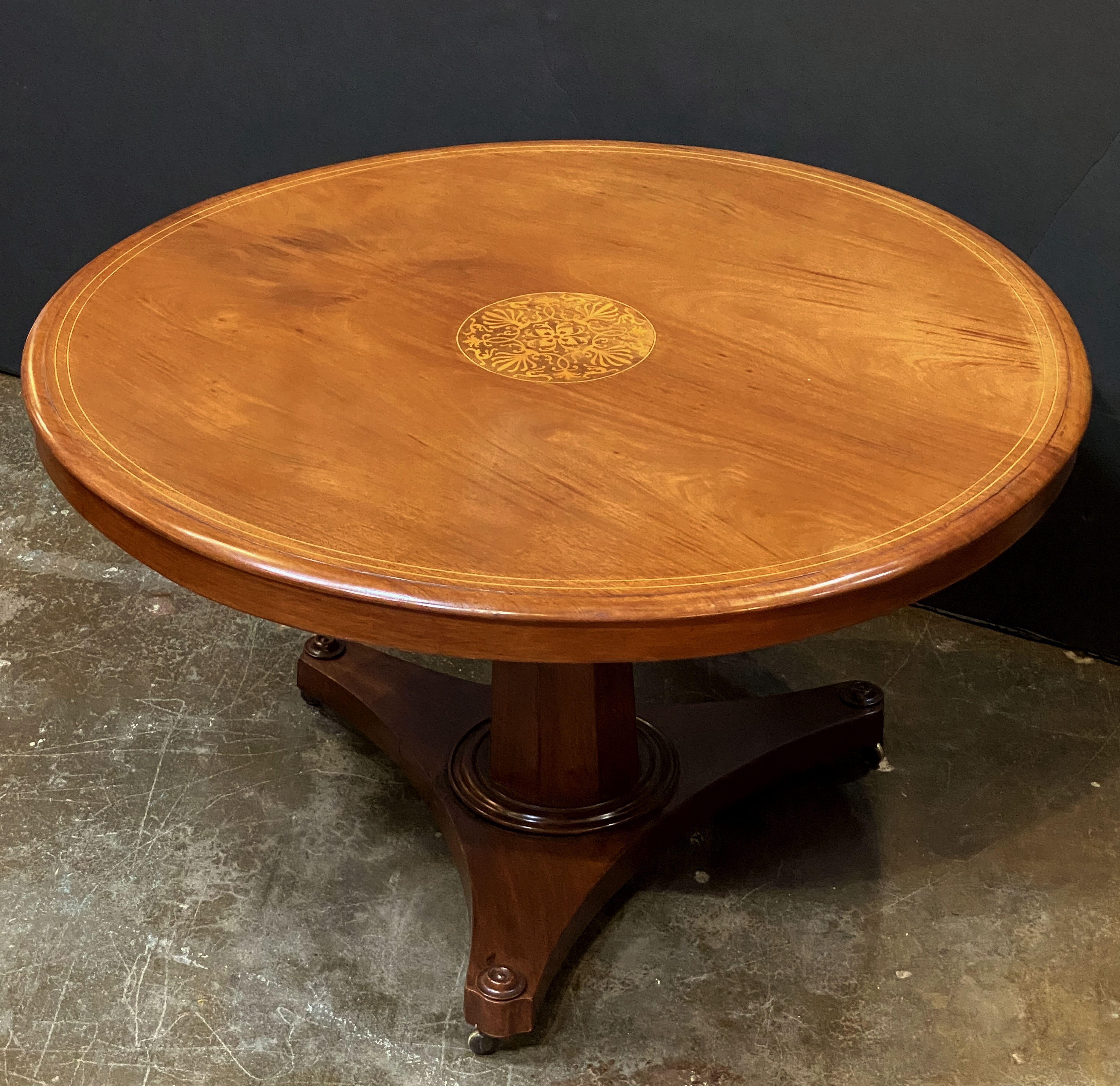 English Round Tilt-Top Center or Breakfast Table of Mahogany In Good Condition In Austin, TX