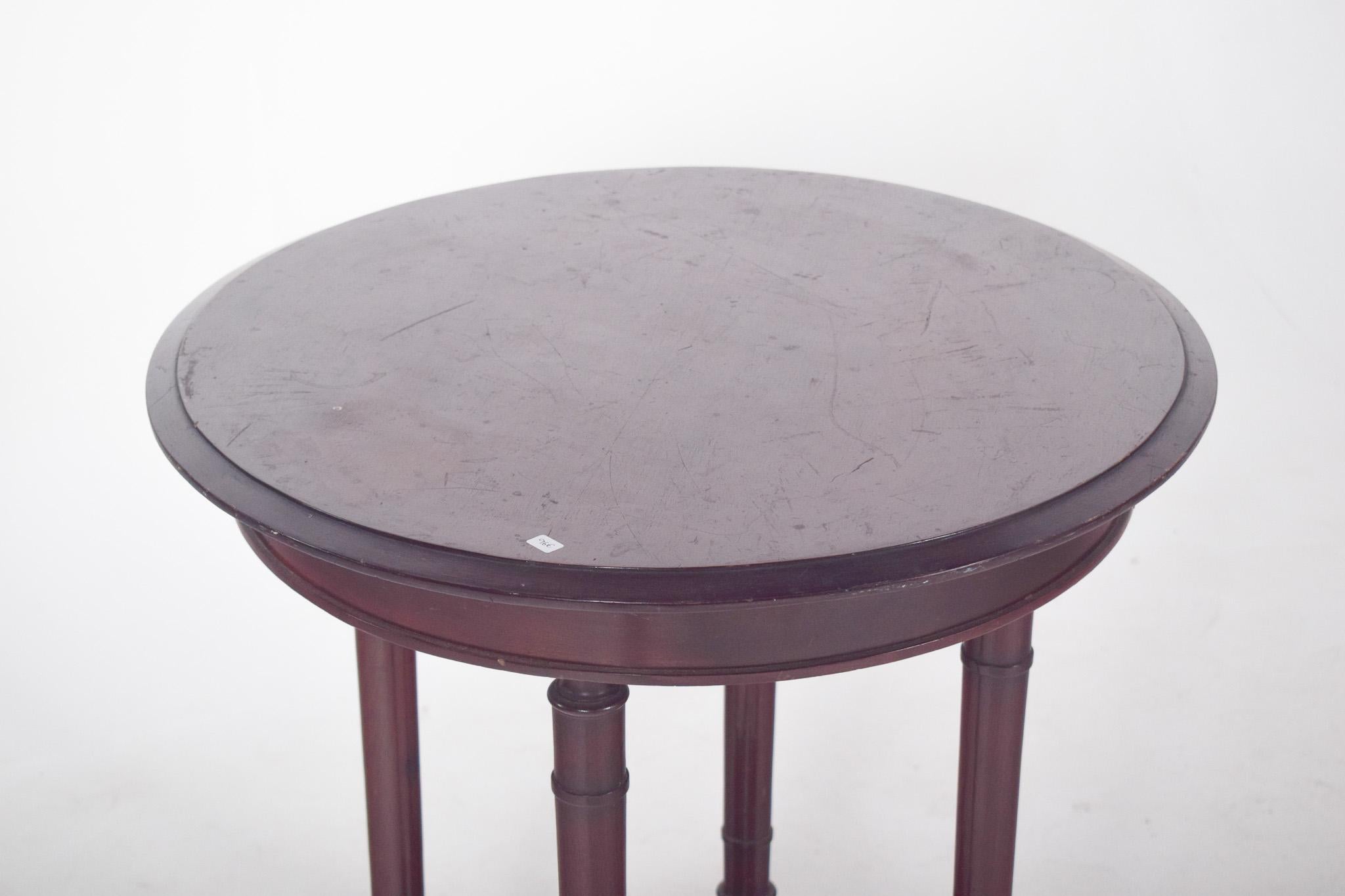 Anglais English Round Wood Coffee Table en vente